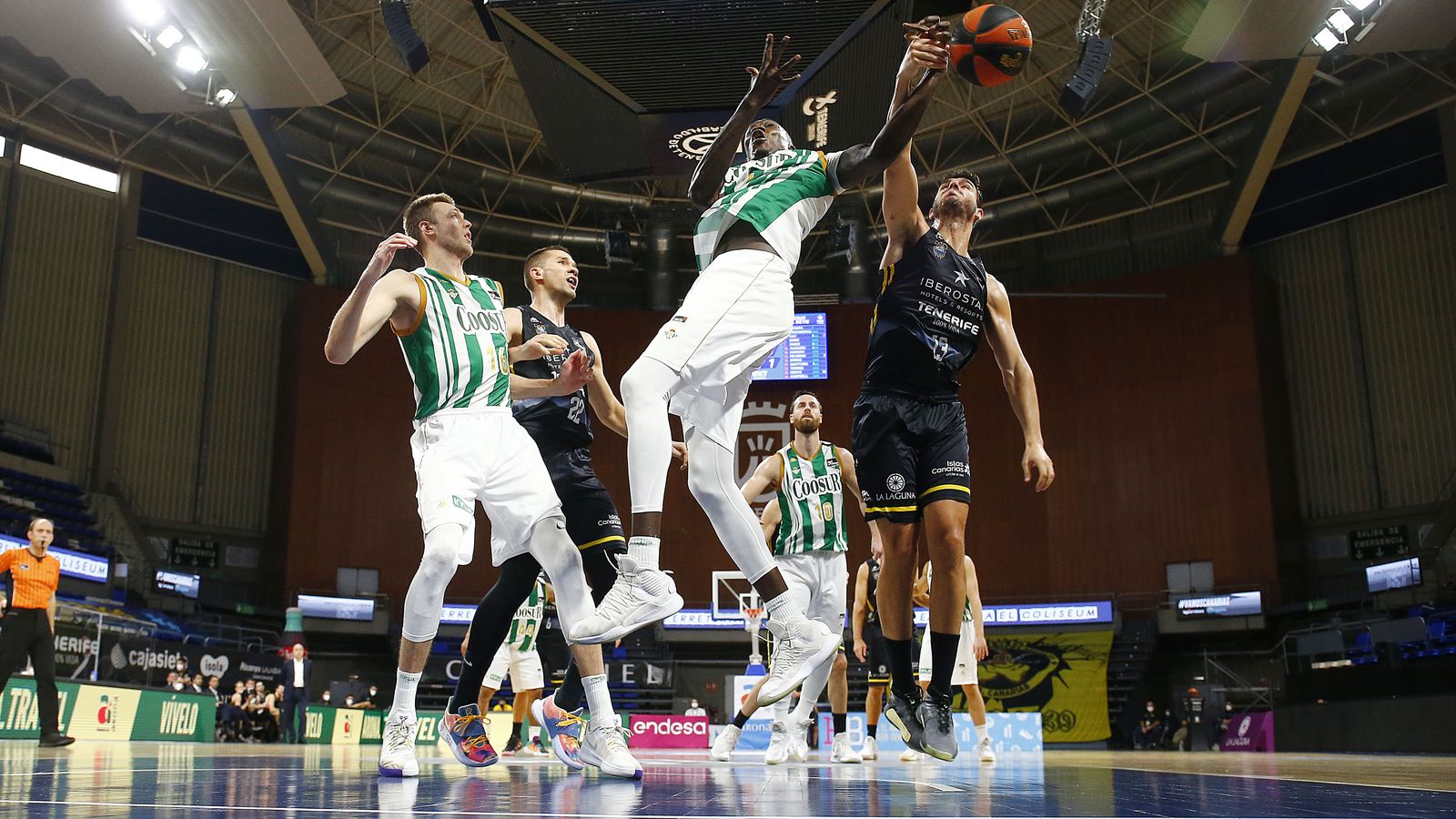 Niang pugna por el balón con un rival.