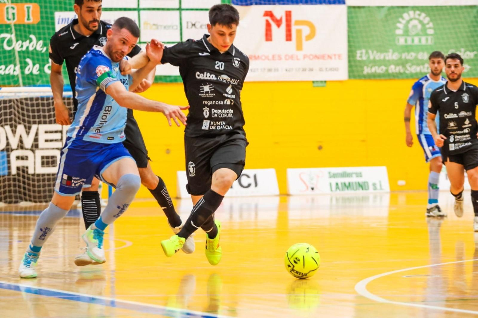 Nico Rosa disputando un balón con Josete en el CD Ejido Futsal - O Parrulo Ferrol FS de la pasada temporada.