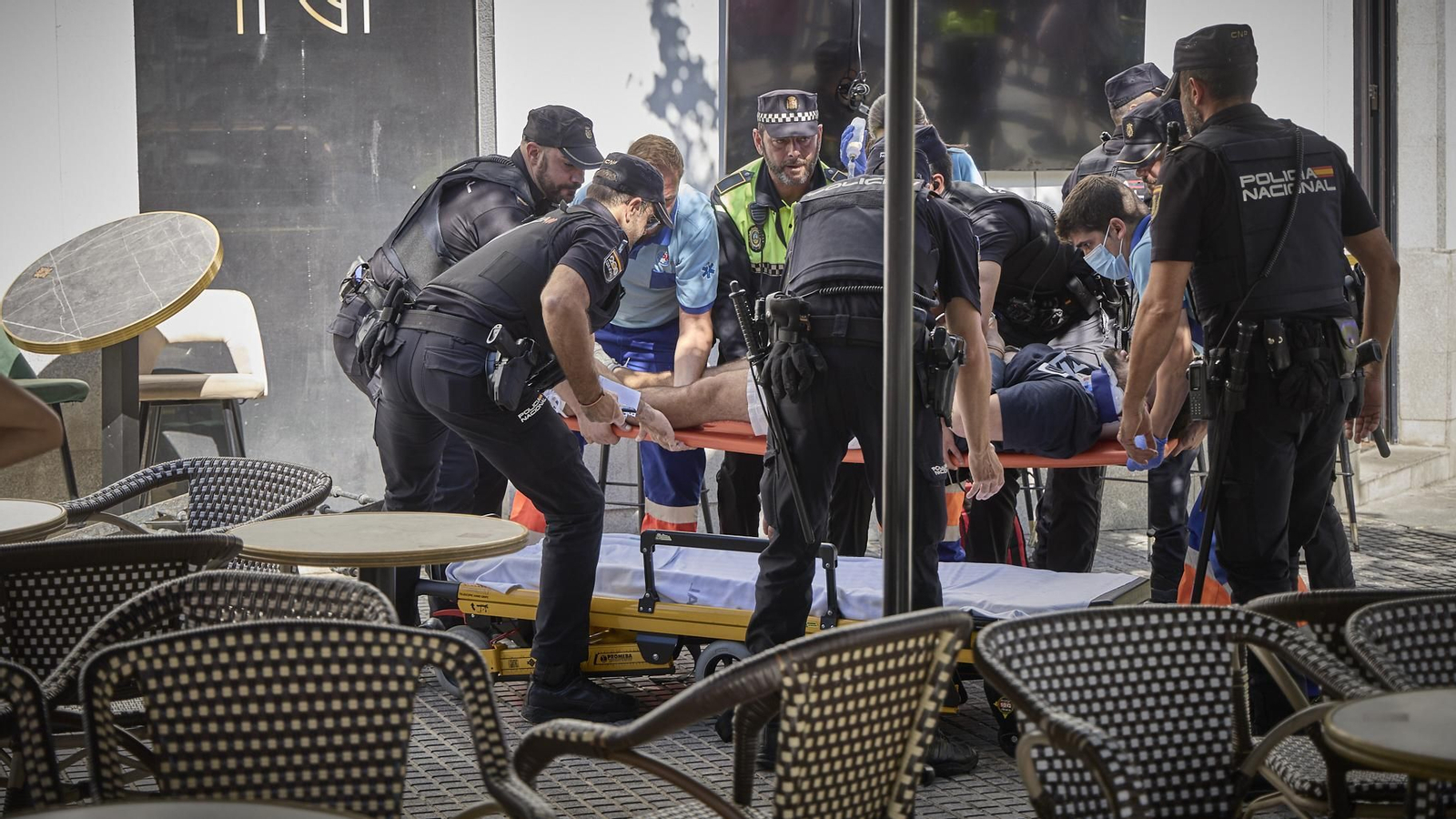Las imágenes de la caida de un balcón sobre una persona desde una obra en la Plaza de San Juan de Dios