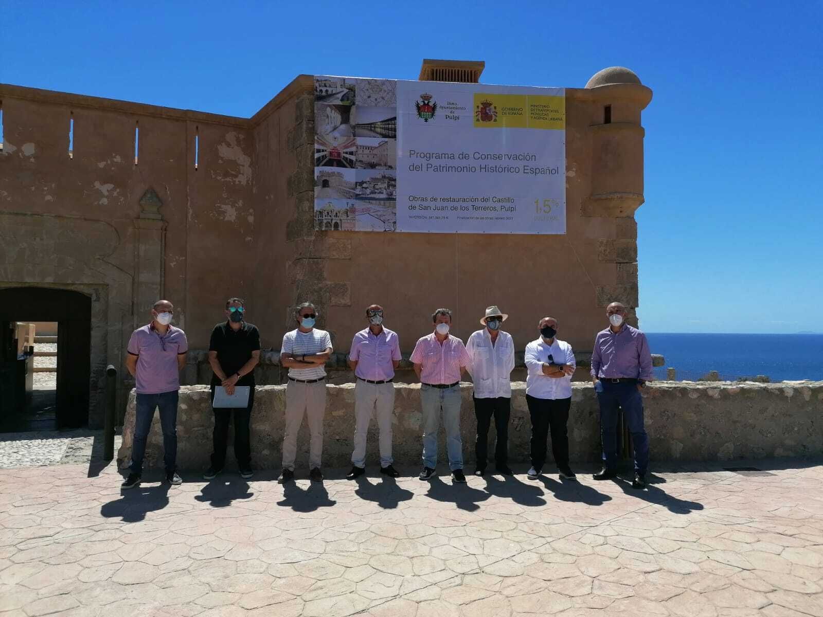 Autoridades locales en el Castillo de San Juan de los Terreros ante su próxima restauración.