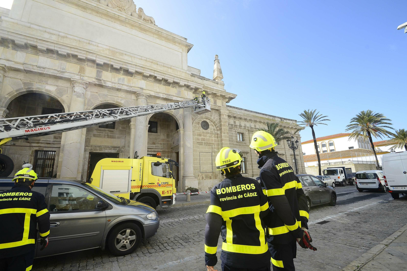 Efectivos del parque de bomberos de Cádiz realizan una intervención en la Casa de Iberoamérica.