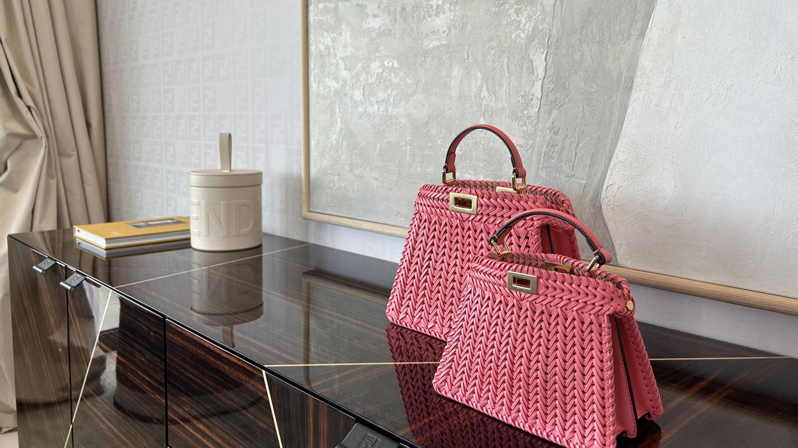 Bolsos Fendi sobre un aparador en una de las viviendas diseñadas por la marca en Marbella.