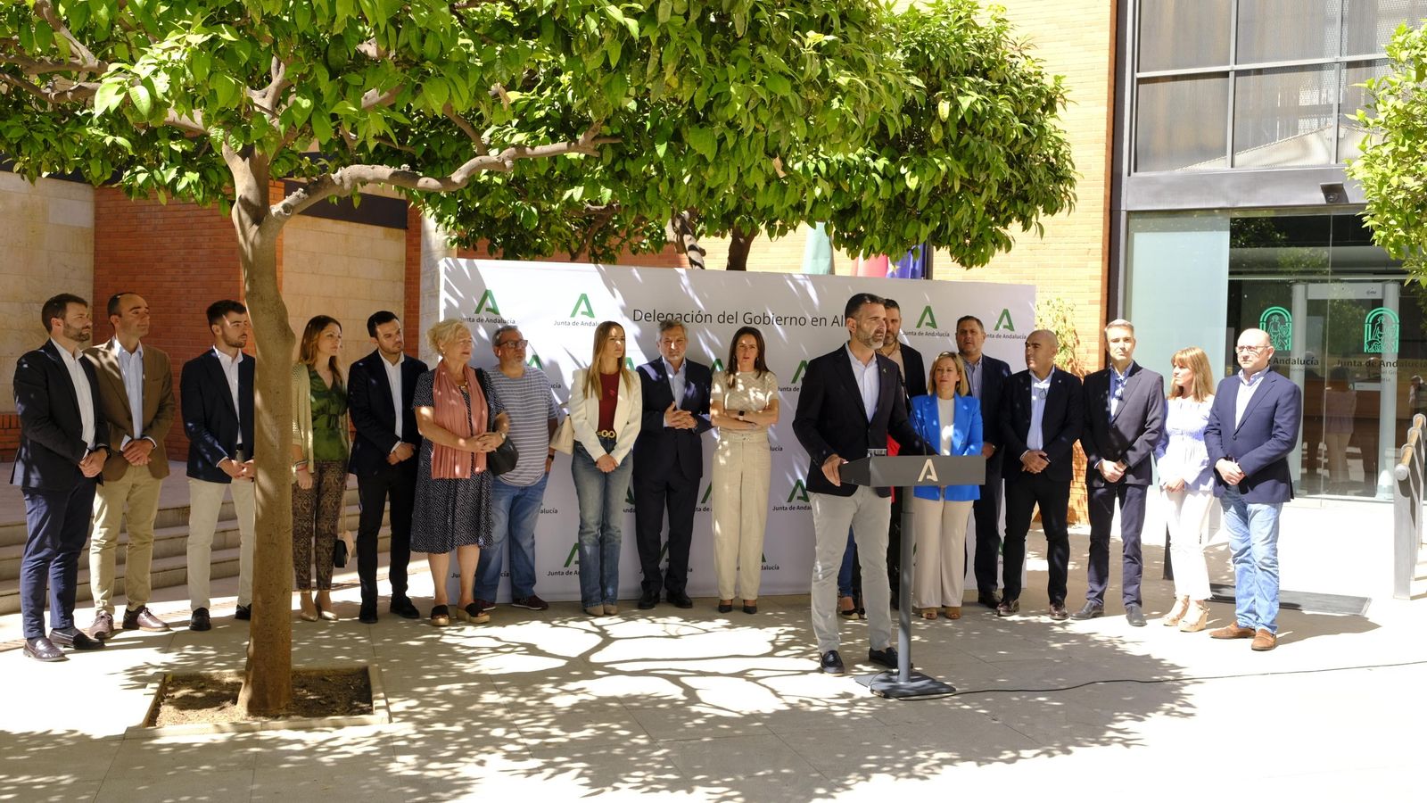 El portavoz del Gobierno Andaluz, Ramón-Fernández Pacheco, en la lectura del manifiesto.