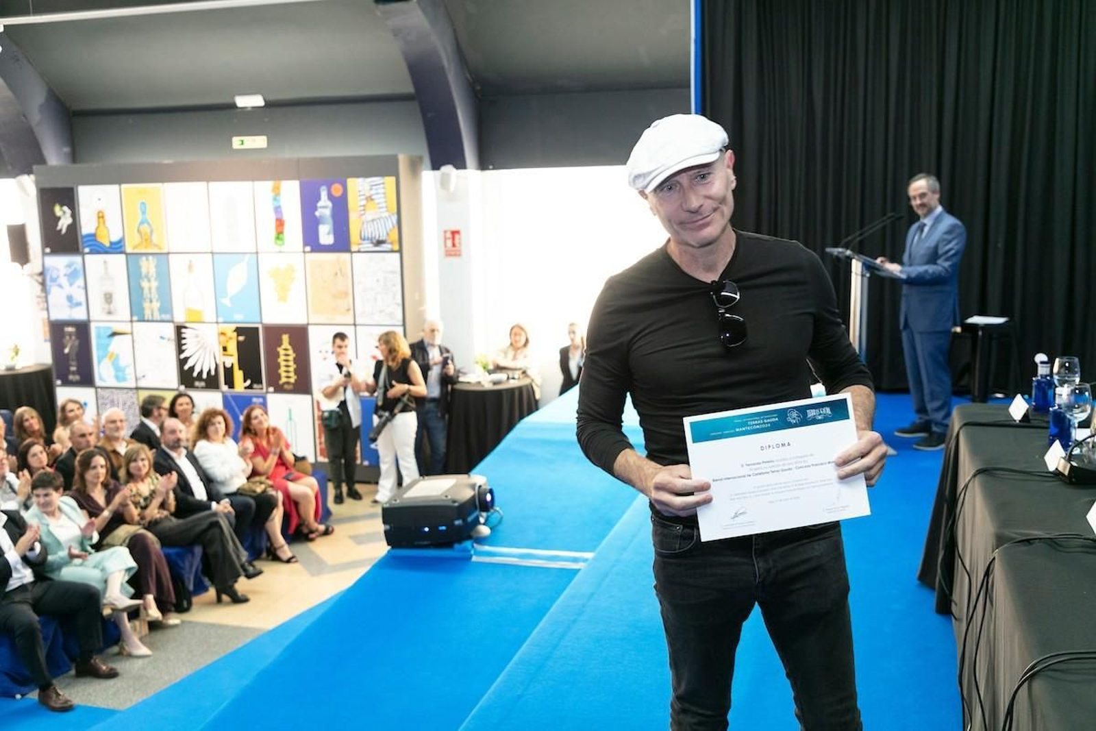 El diseñador gráfico jerezano Fernando Pinteño recogiendo su diploma de finalista en el certamen internacional.