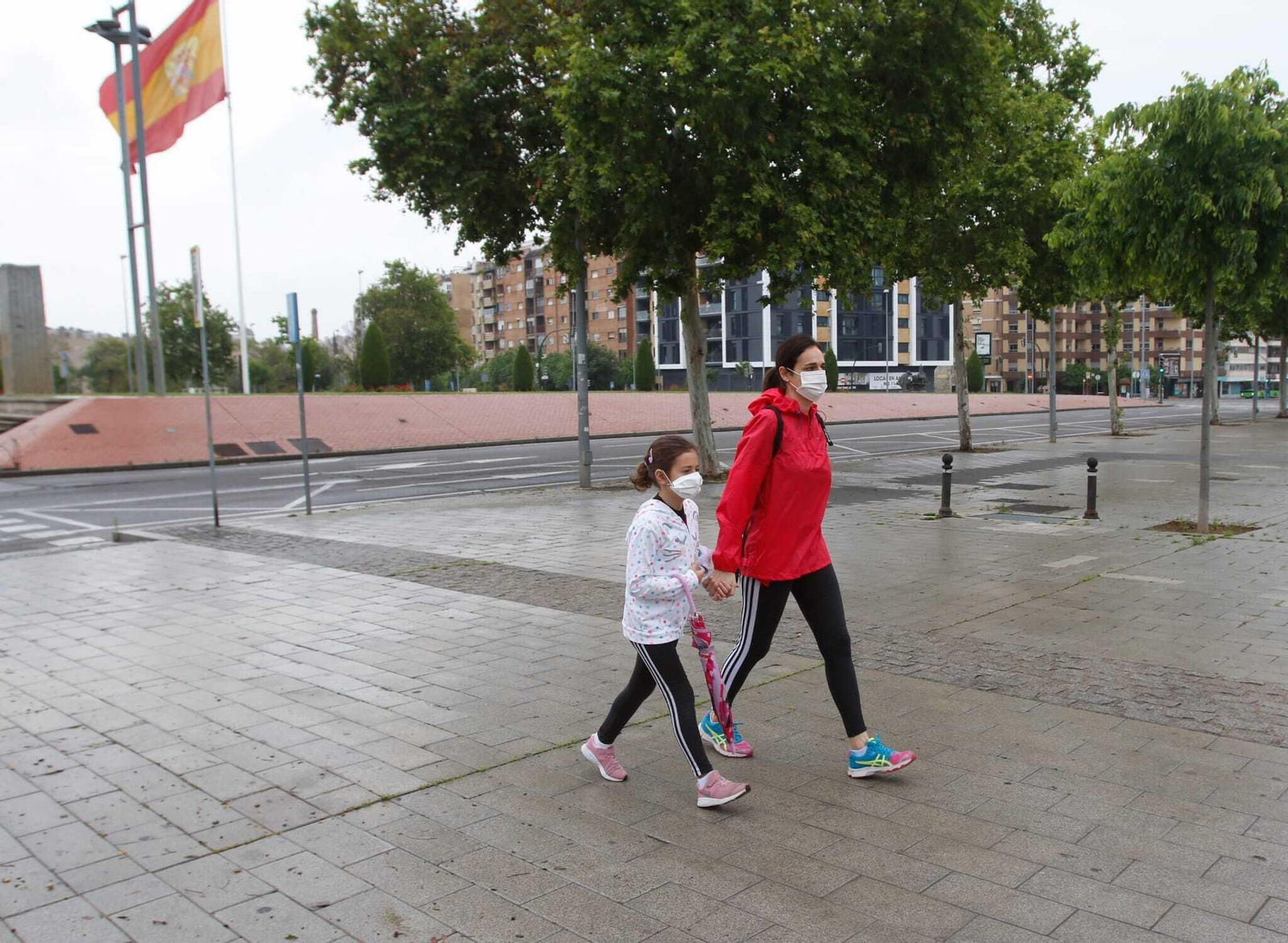 Una mujer camina junto a su hija por el Vial de la capital.