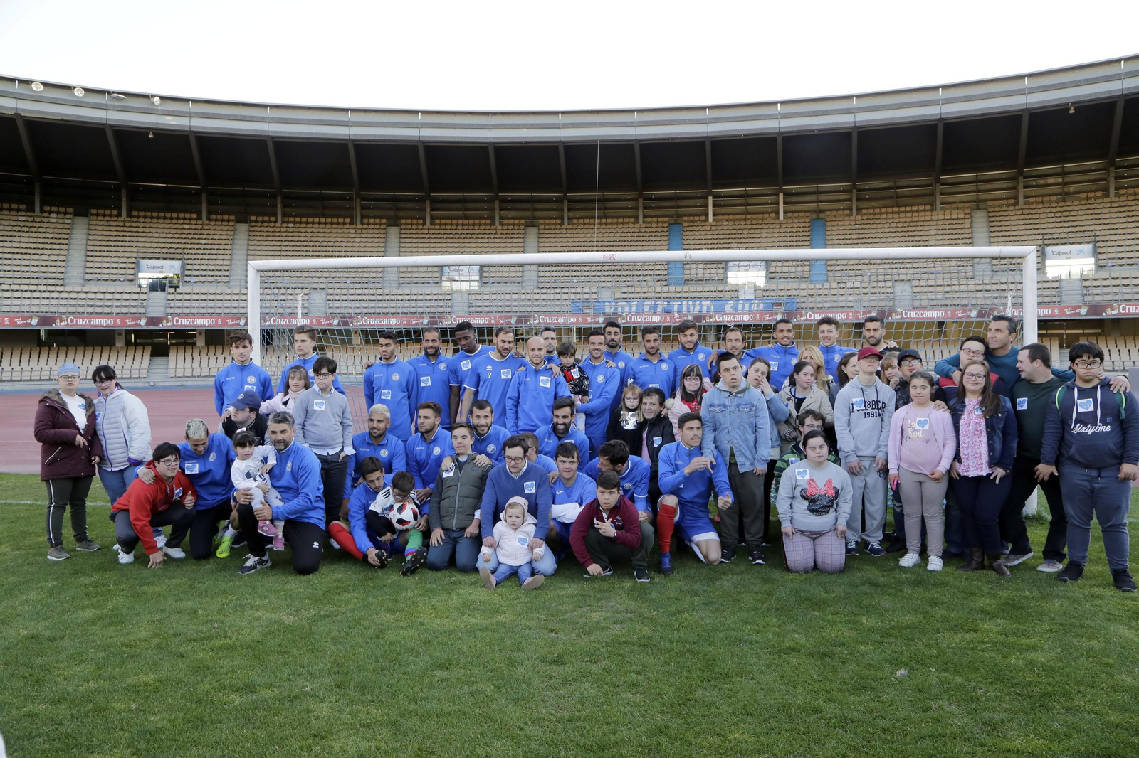 Cedown celebrando junto a los jugadores del Xerez DFC en dia del Sindrome de Down