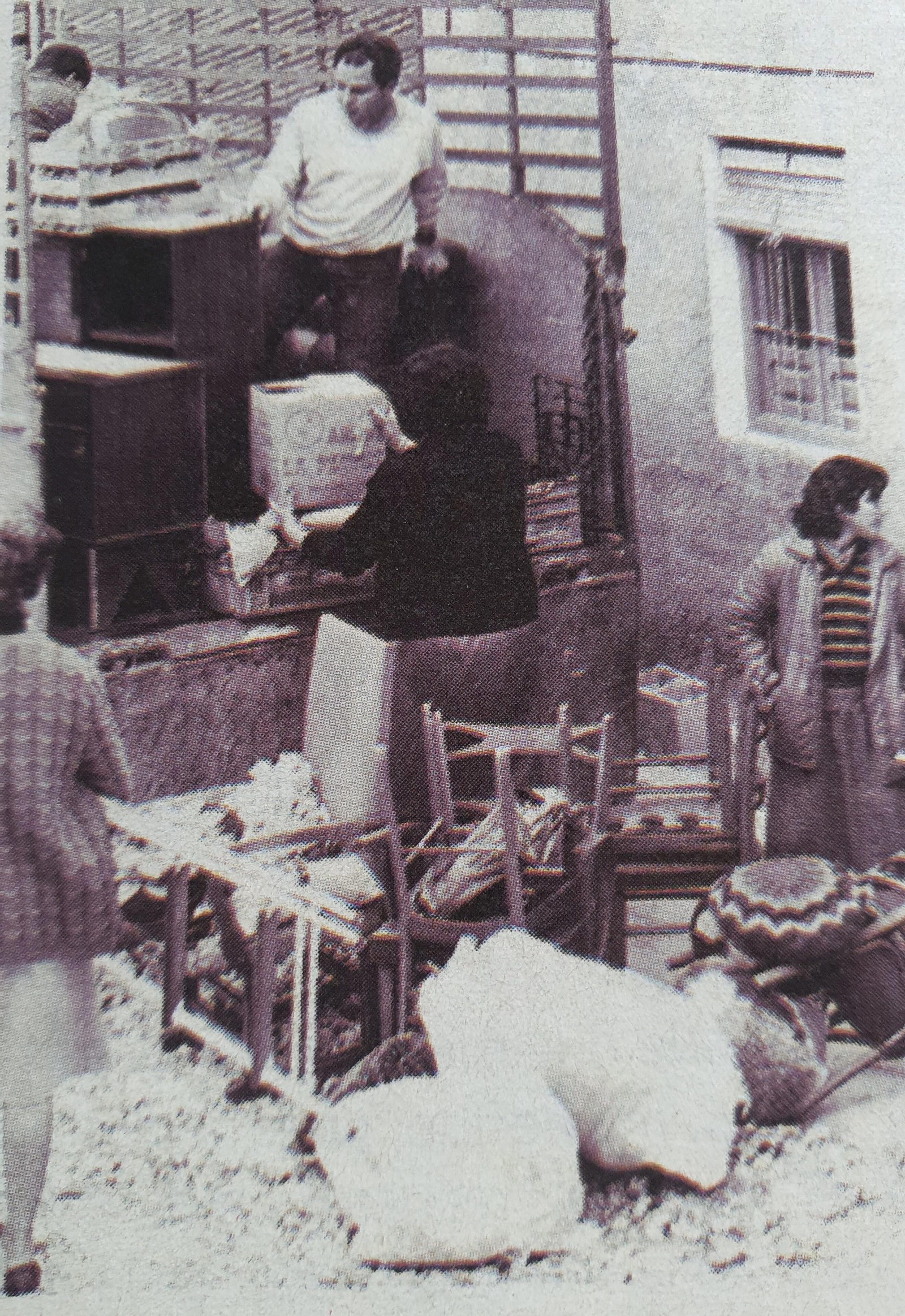 Vecinos de Olivares desalojando sus casas.