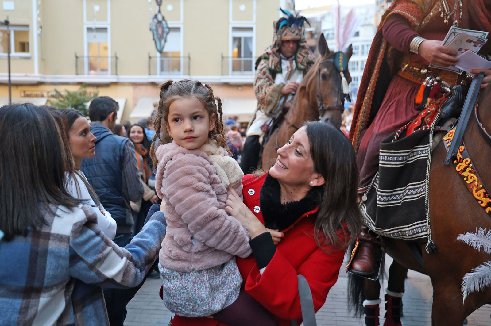 Imágenes del Heraldo Real anunciando la llegada de los Reyes Magos a Huelva
