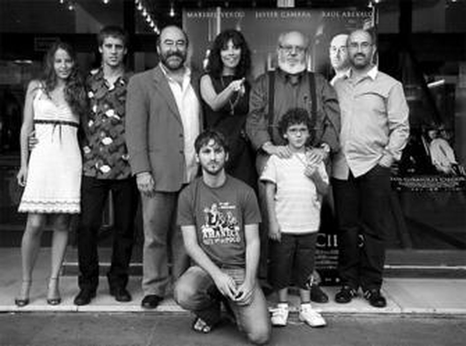 José Luis Cuerda, flanqueado por Maribel Verdú y del reparto de actores de su nueva película.