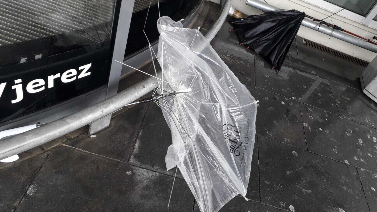 Dos paraguas rotos por los efectos del viento