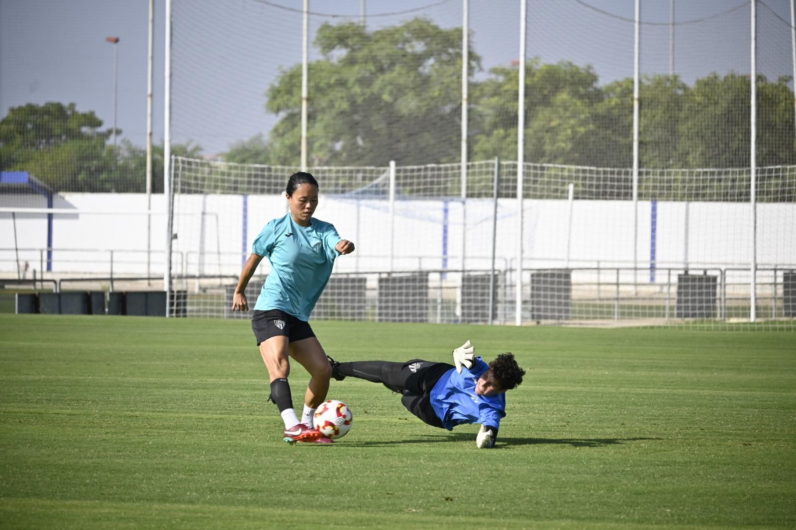 Entrenamiento del Sporting de Huelva a puertas abiertas, en imágenes