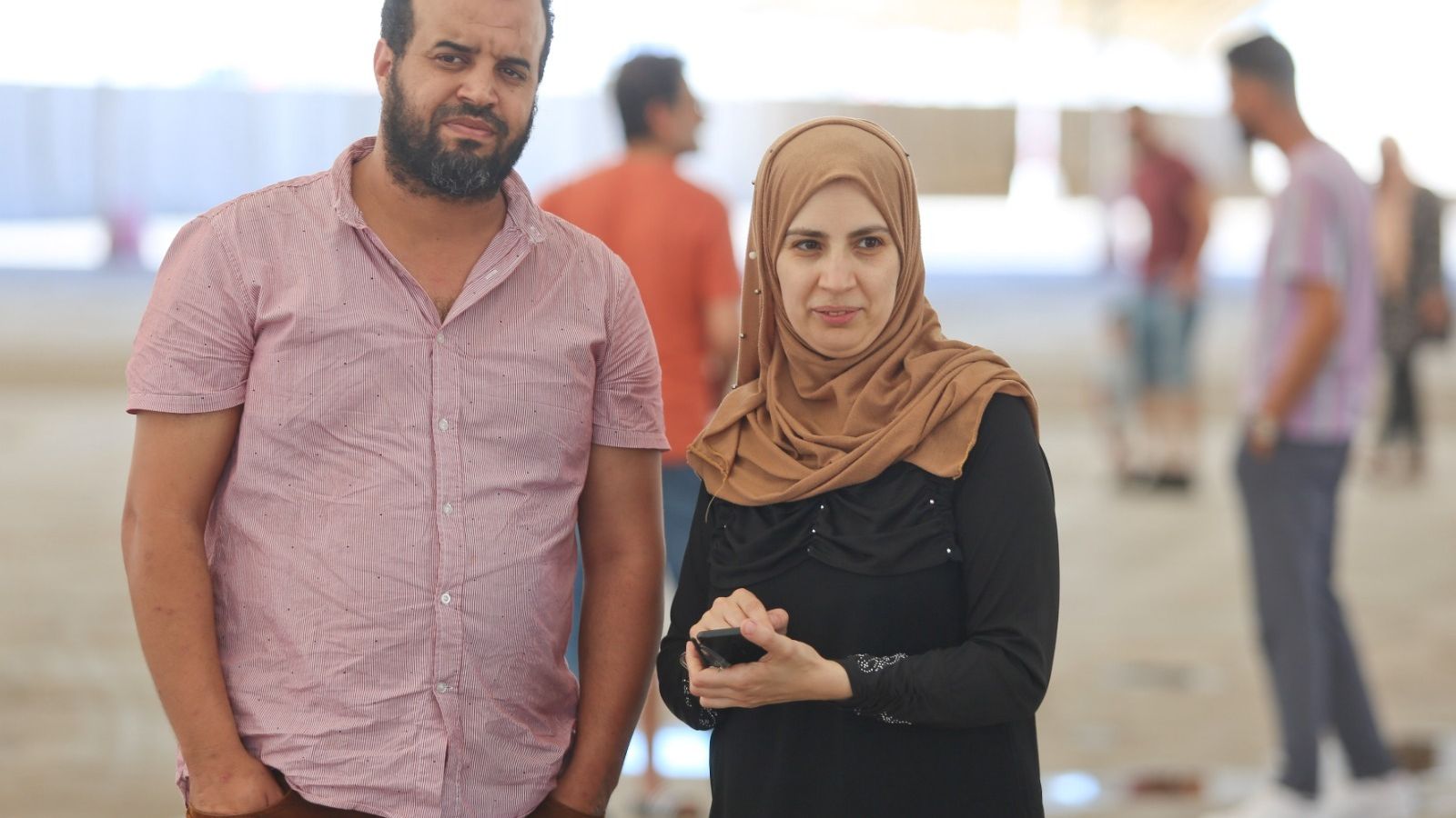 Aziz Messoudi y Fatima Alla en la carpa habilitada para el aparcamiento de vehículos.