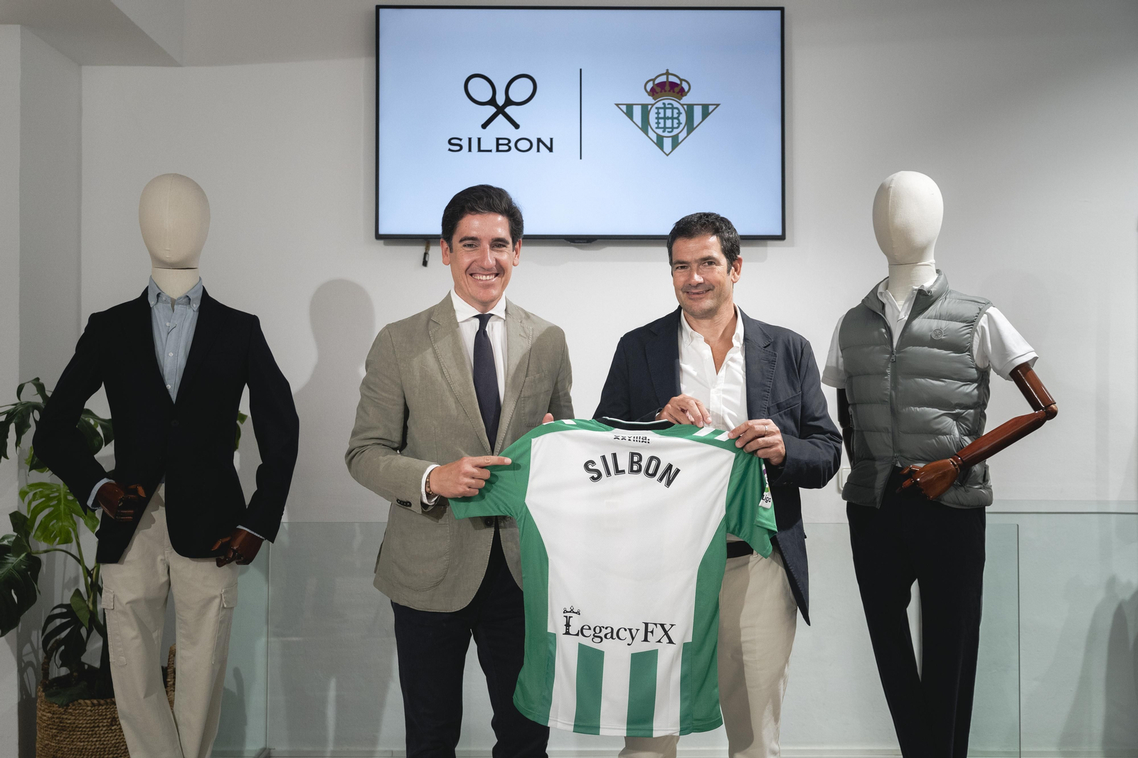 Firma del acuerdo entre el director general de Negocio del Real Betis, Ramón Alarcón, y el CEO y cofundador de Silbon, Pablo López.
