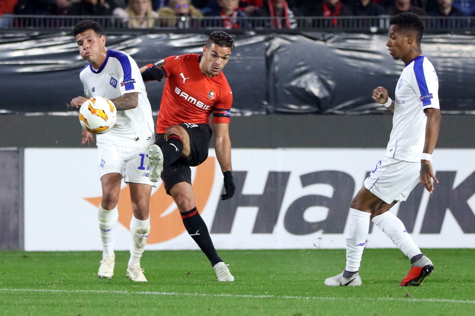 Ben Arfa golpea el balón en el duelo ante el Dinamo de Kiev.