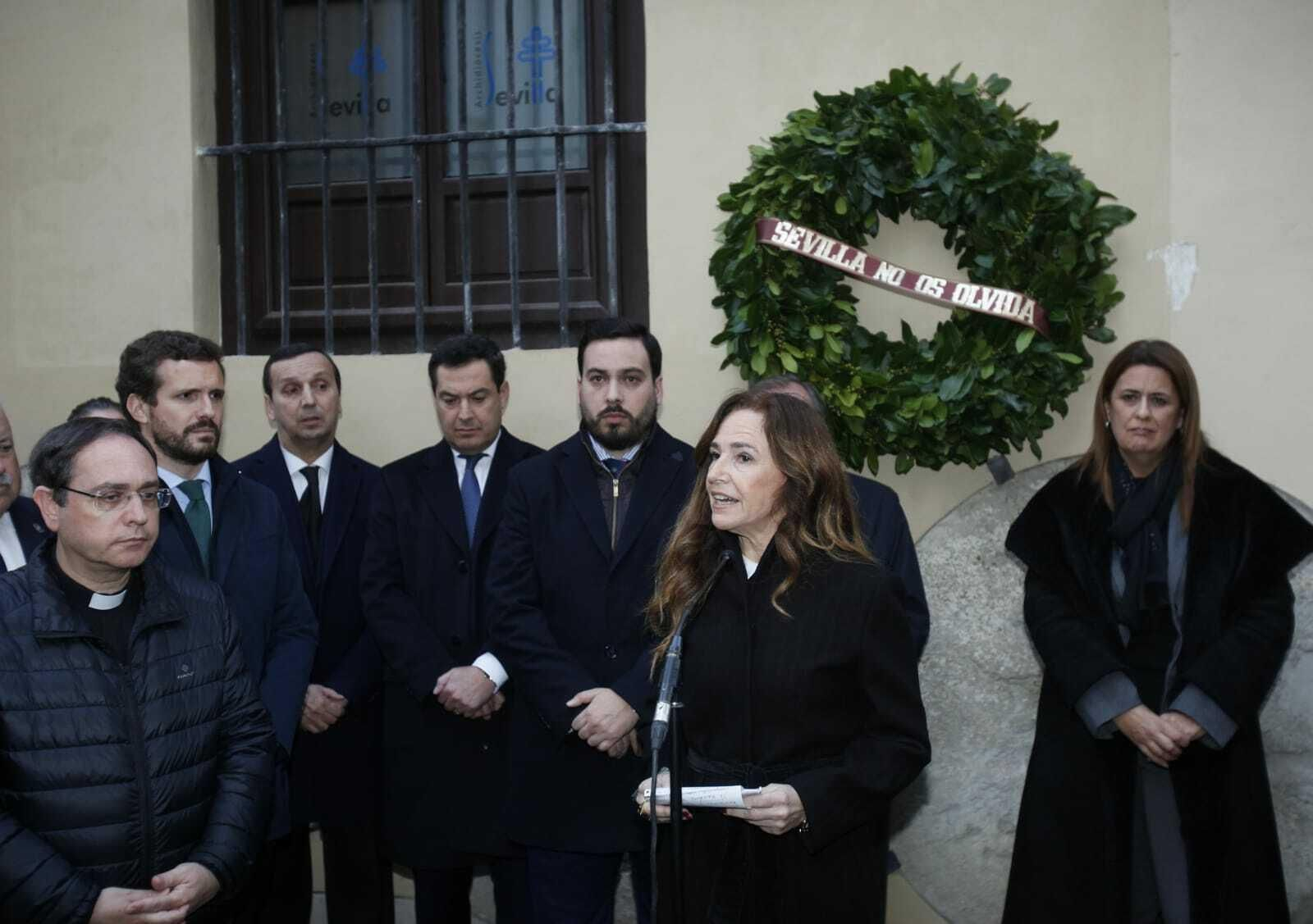 Teresa Jiménez-Becerril pronuncia el discurso de homenaje a su hermano y su cuñada en la calle Don Remondo.