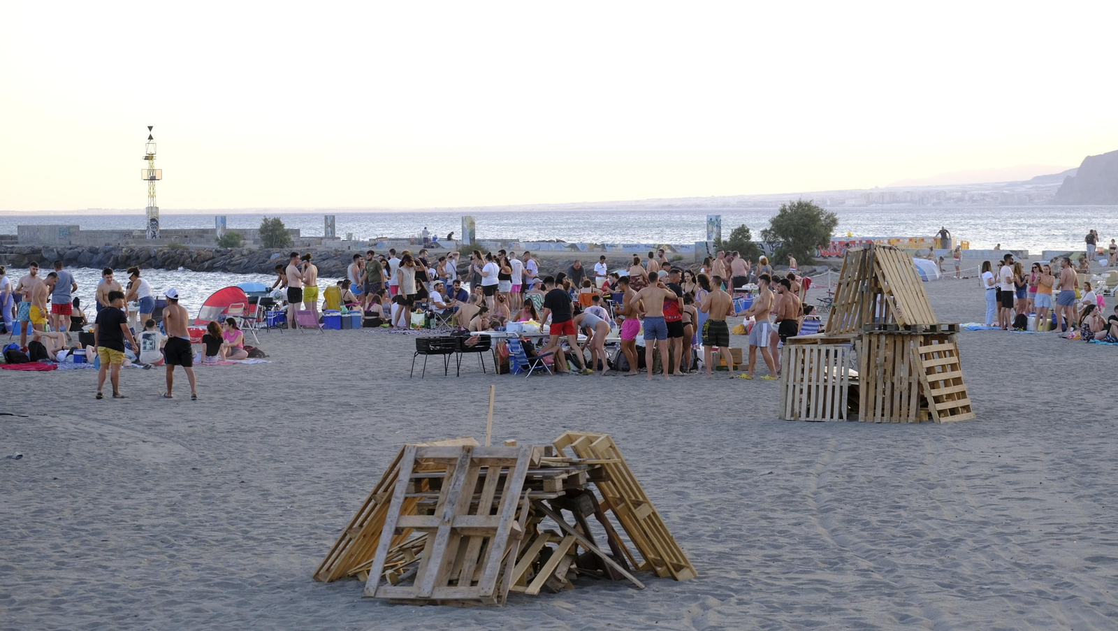 Imágenes de las hogueras de la Noche de San Juan en Almería capital