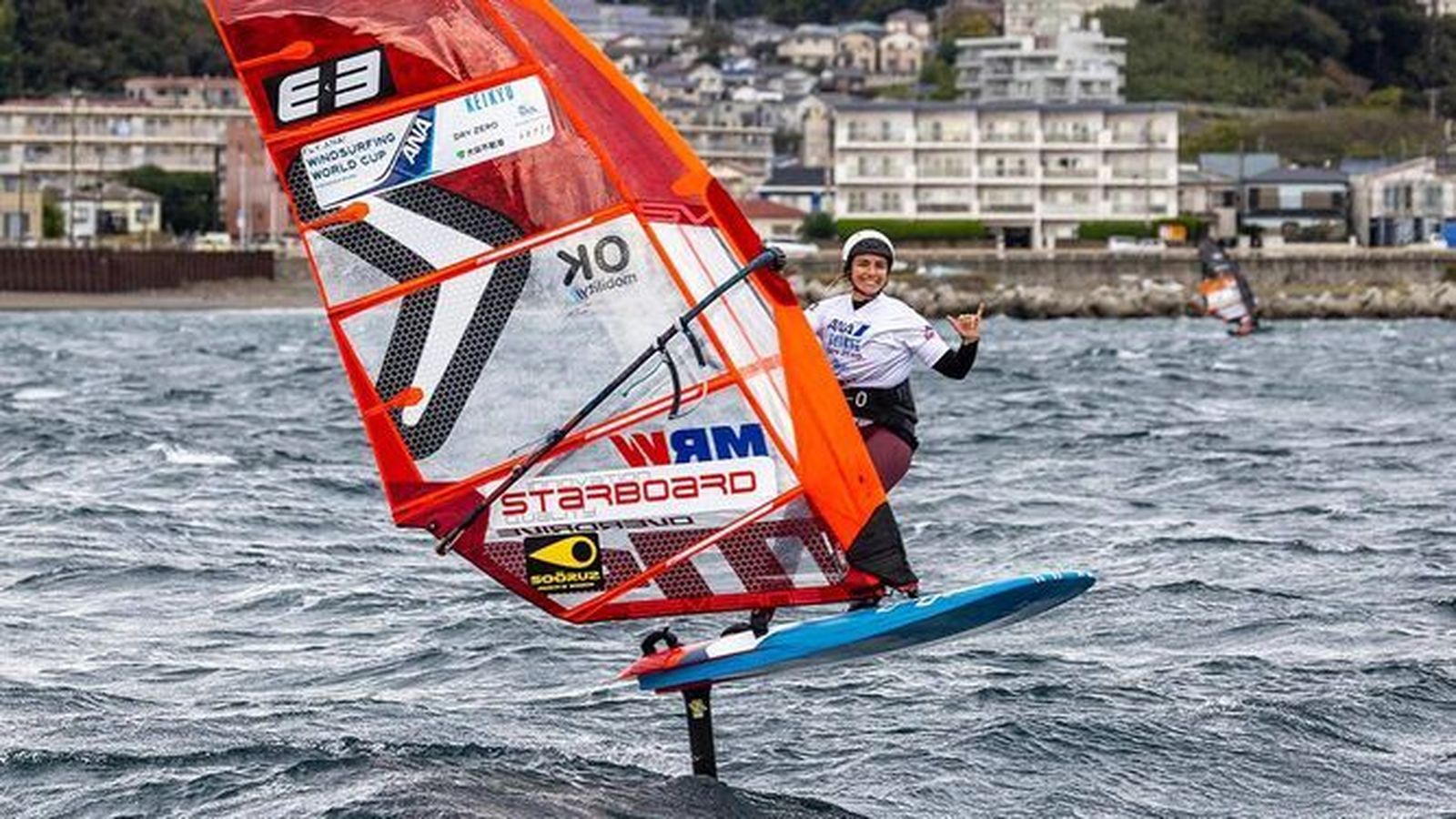 Blanca Alabau celebra su triunfo en el Campeonato del Mundo de Slalom de la PWA en Japón.