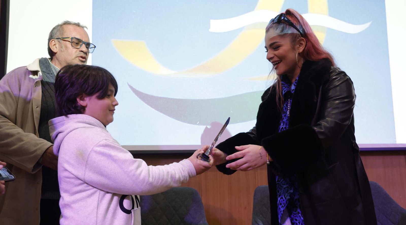 Fotos de la entrega de los premios del Ateneo de Algeciras a María Quiros y Tatiana Delalvz