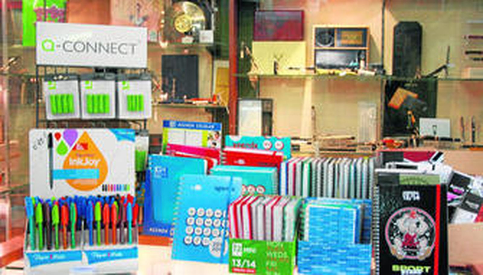 Algunos de los artículos escolares que más precisan los niños durante el curso en el escaparate de una papelería.