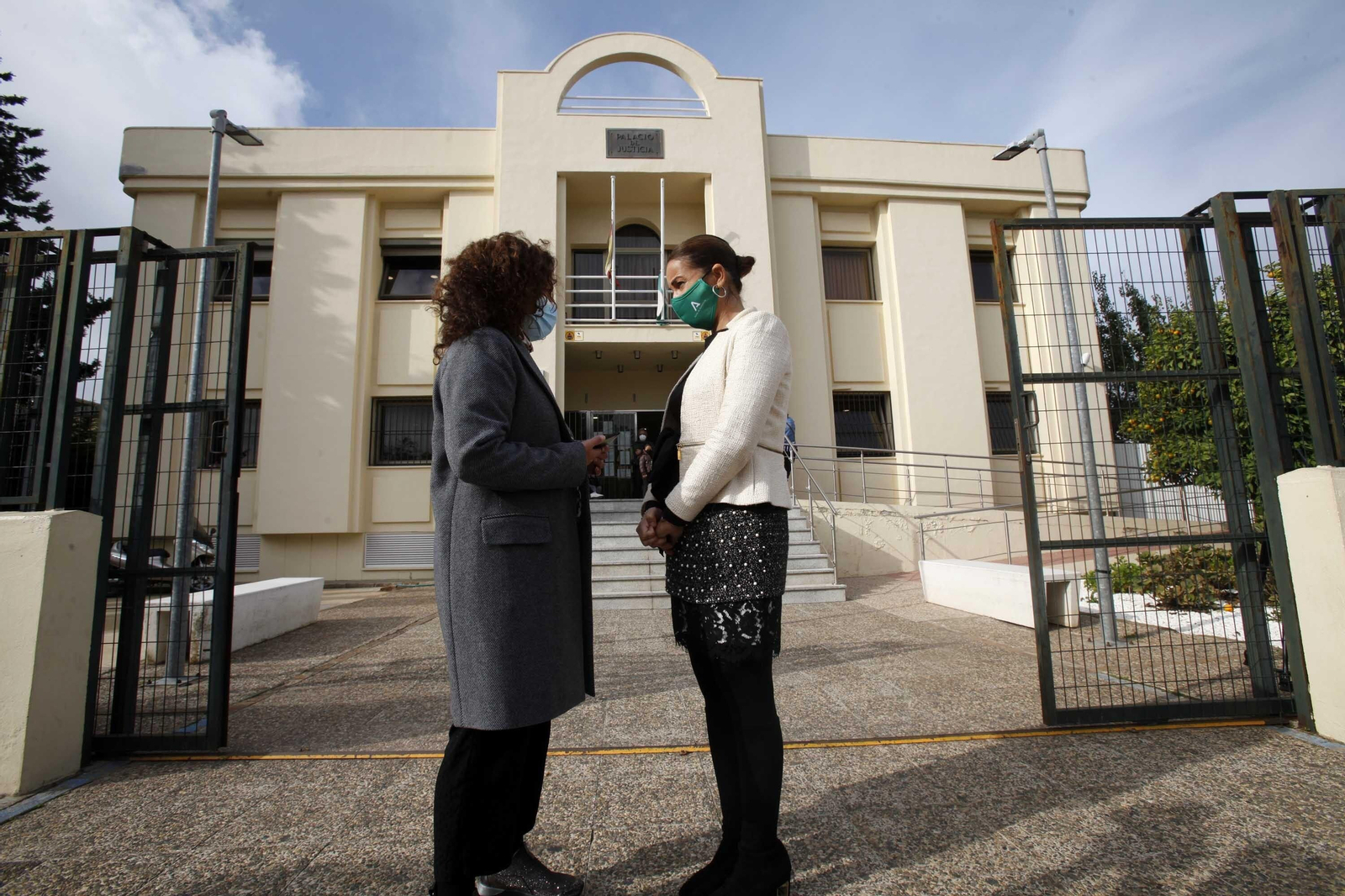 La delegada territorial de Justicia (d), habla con una usuaria a las puertas de los juzgados de Ayamonte