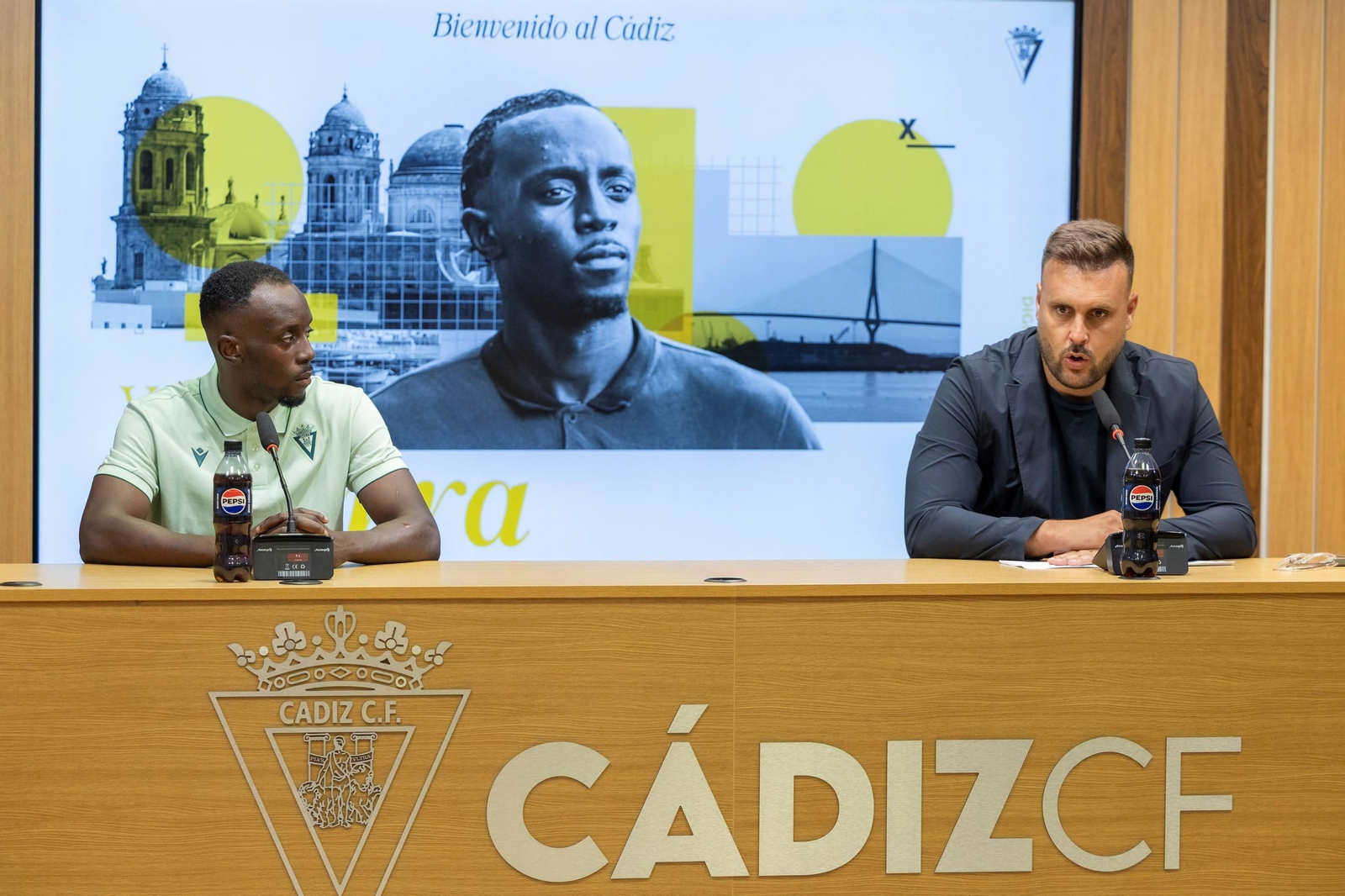 Diarra (i) y Cala en el acto de presentación del nuevo jugador del Cádiz. Diarra (i) y Cala en el acto de presentación del nuevo jugador del Cádiz.