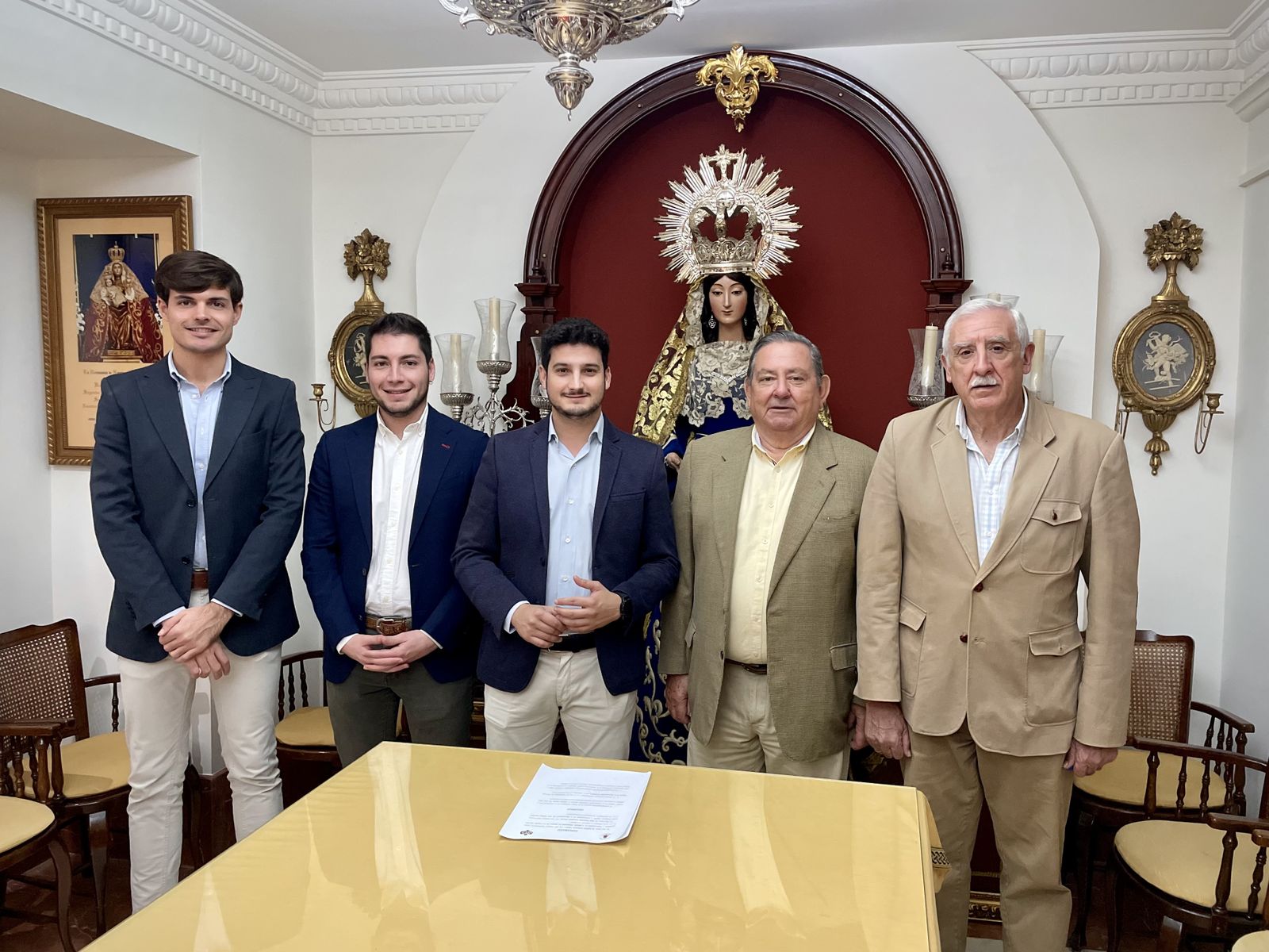 Ambas instituciones firman el contrato en las dependencias de la hermandad
