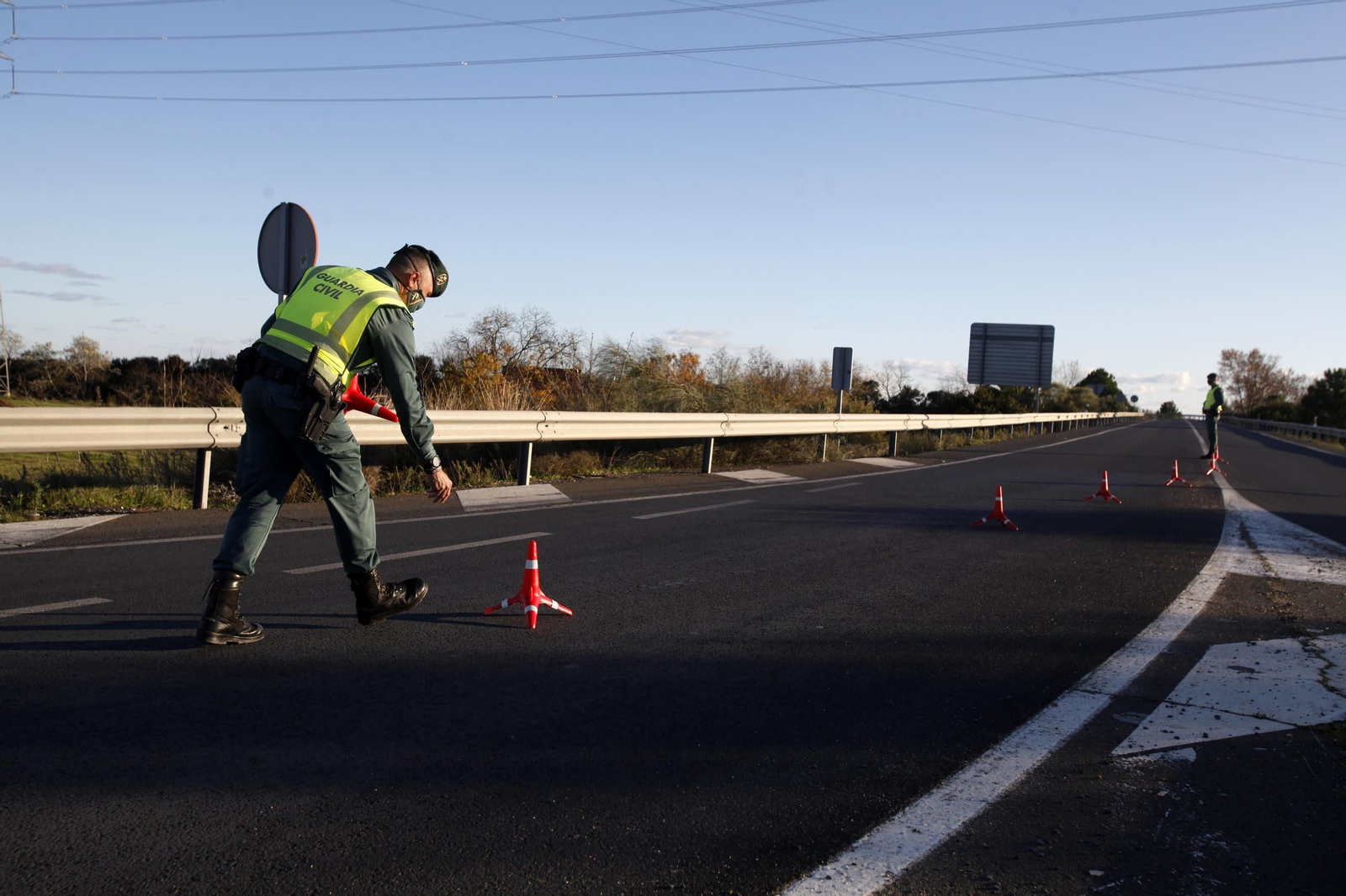 Controles de la Guardia Civil en los accesos a la costa de Huelva