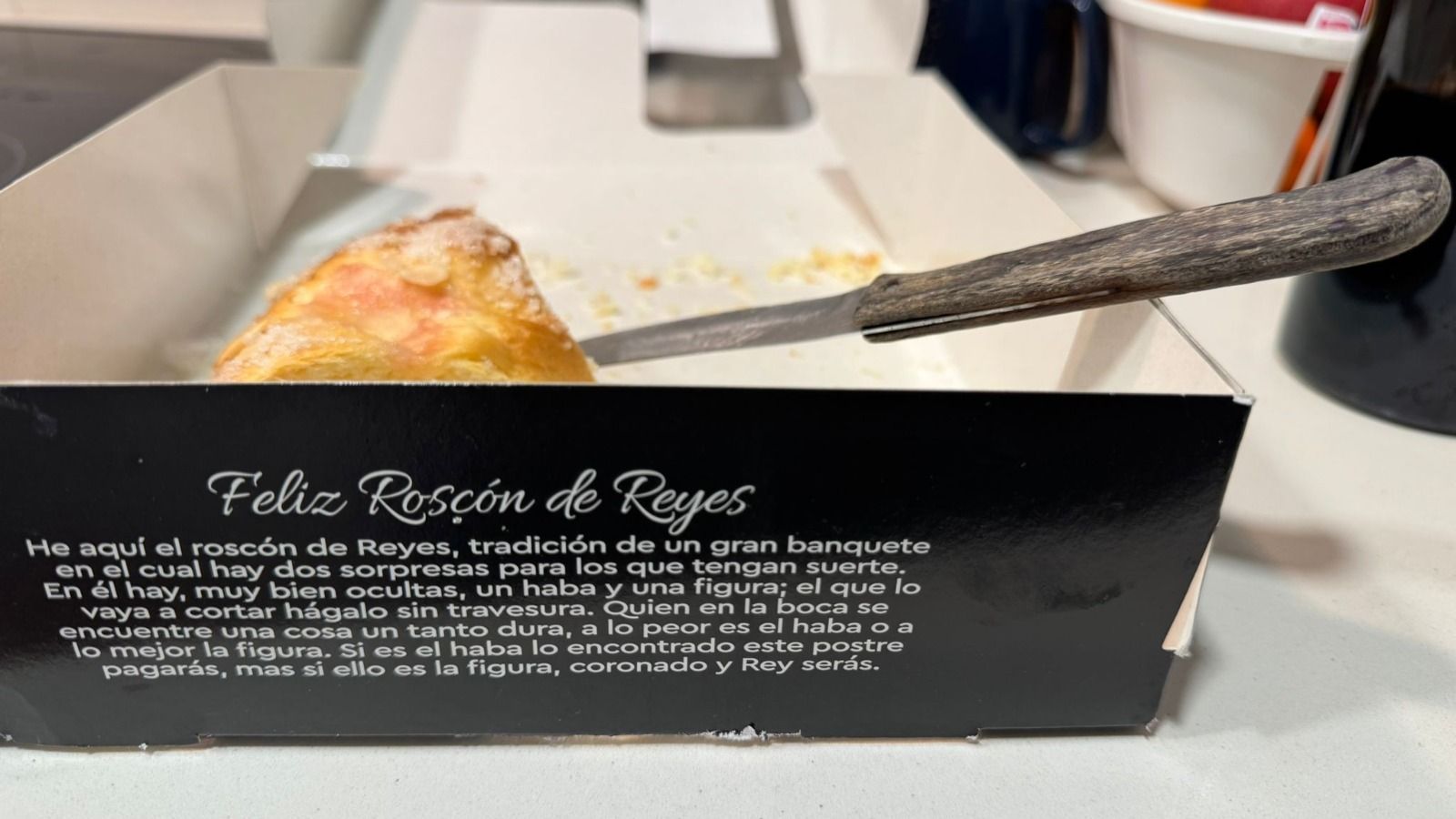 Trozo de Roscón de Reyse donde se puede leer lo que pasa al encontrar una de las dos figuras escondidas.