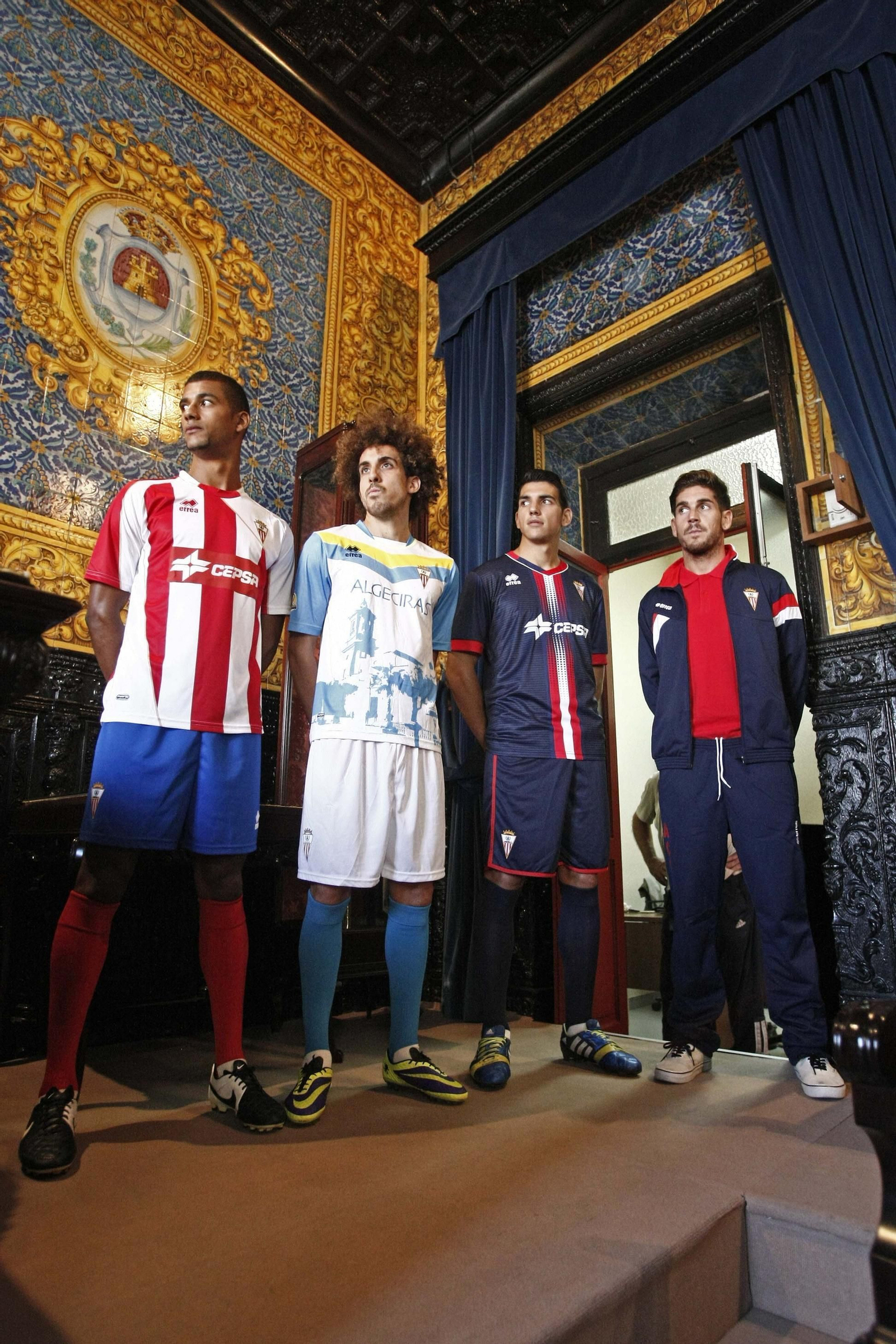 Willy, con la camiseta con la imagen de la Plaza Alta de la 14-15.