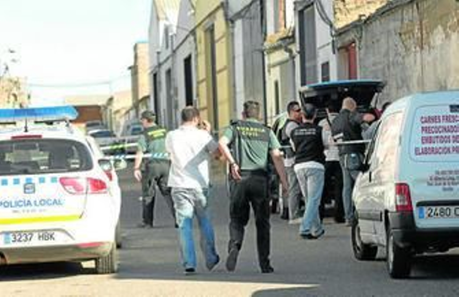 Varios agentes de la Guardia Civil en el polígono de La Jarilla, donde fue encontrado el cadáver de Manuel Gutiérrez.