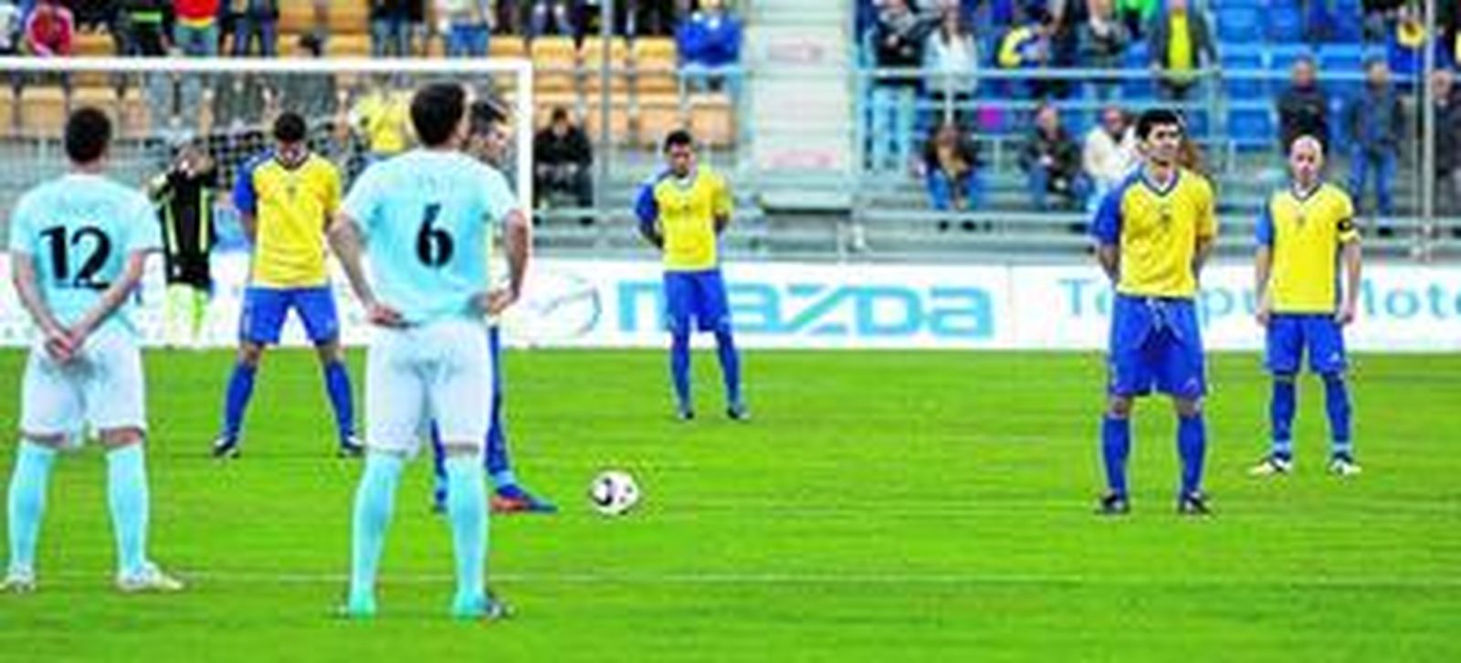Los dos equipos asistieron con respeto al minuto de silencio en memoria de Francisco Cervera, que fuera directivo del Cádiz en la época de Irigoyen.
