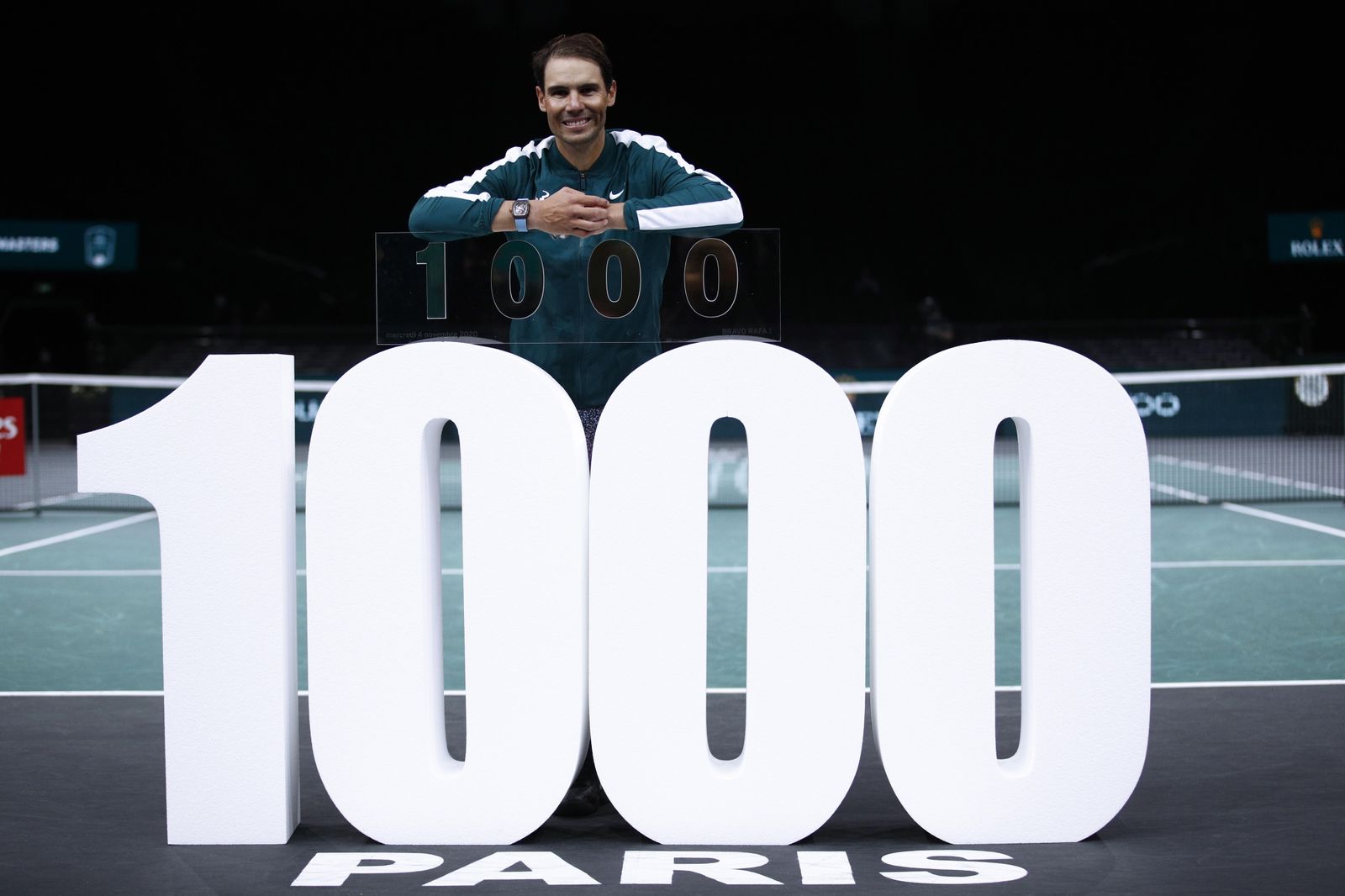 Rafa Nadal posa sobre un letrero con el número 1.000