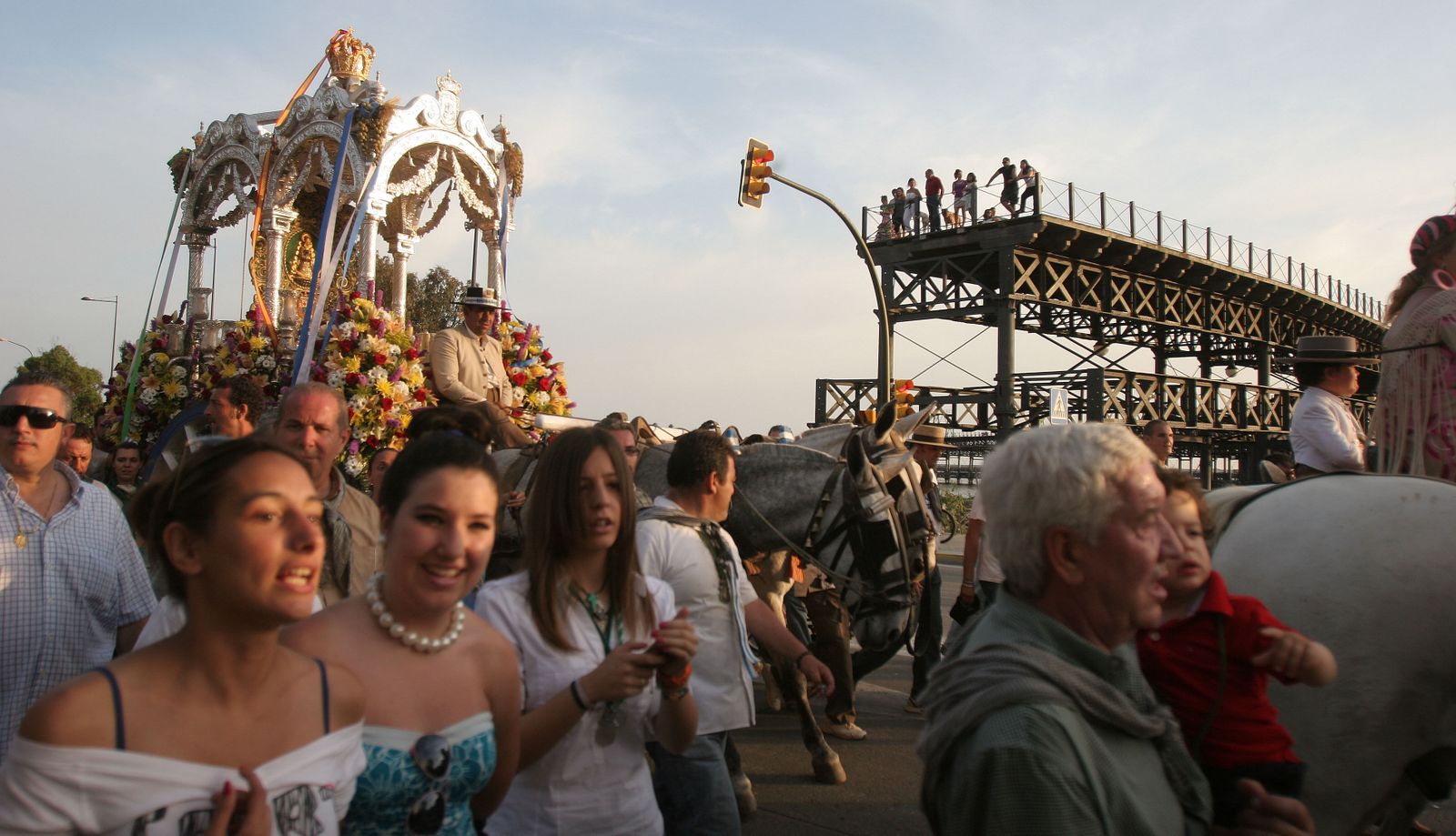 Carreta del Simpecado de la Hermandad de Emigrantes camino de El Rocío.