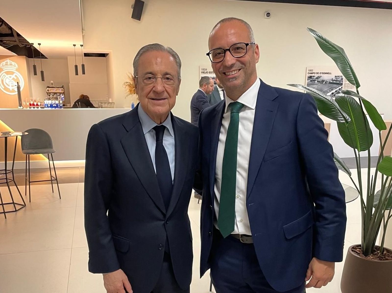 Antonio Vadillo posa junto a Florentino Pérez en el palco del Bernabéu.