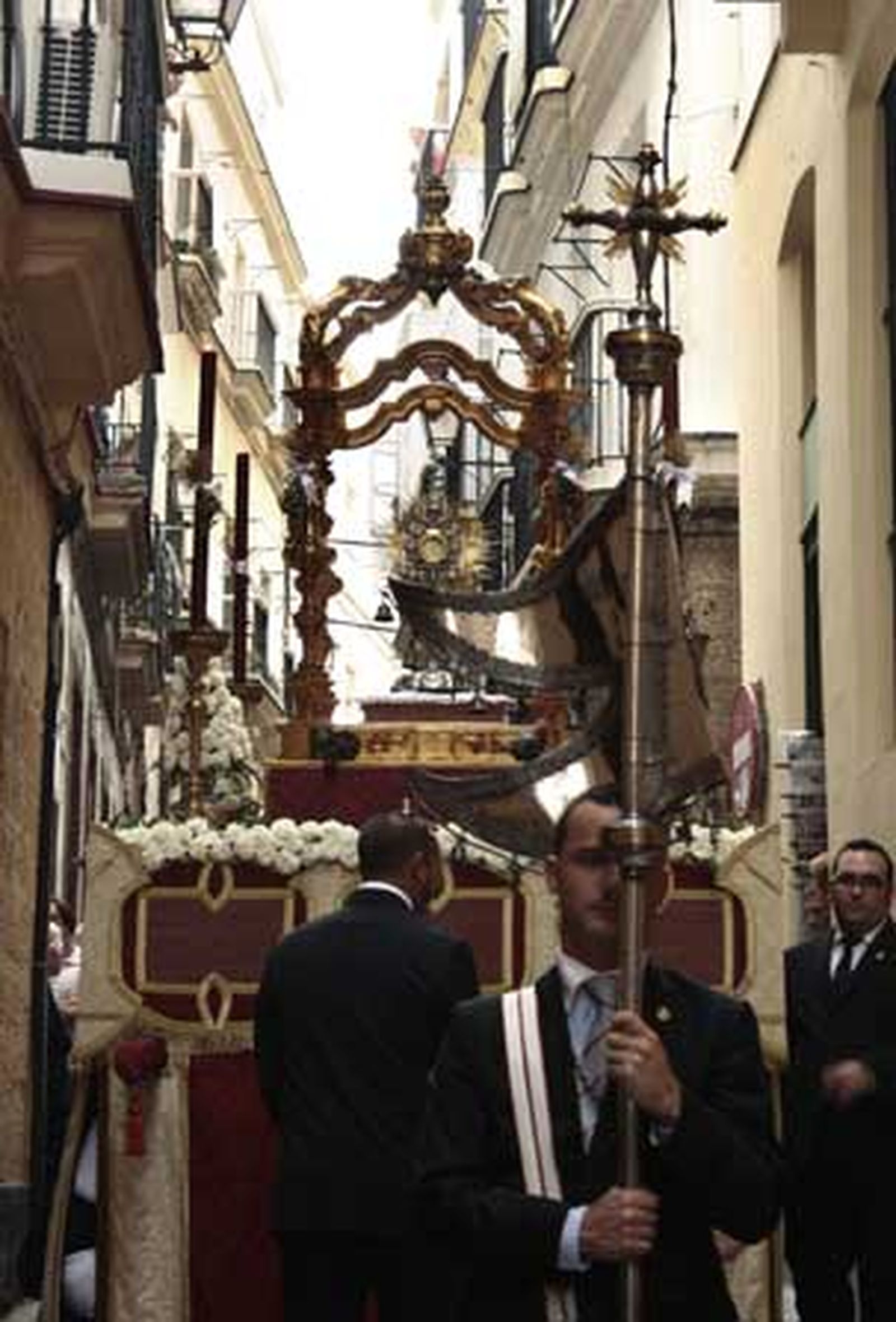 El Mentidero, Santa María y La Viña vivieron sus procesiones eucarísticas este fin de semana./ Fotos: Almudena Torres

Foto: Almudena Torres