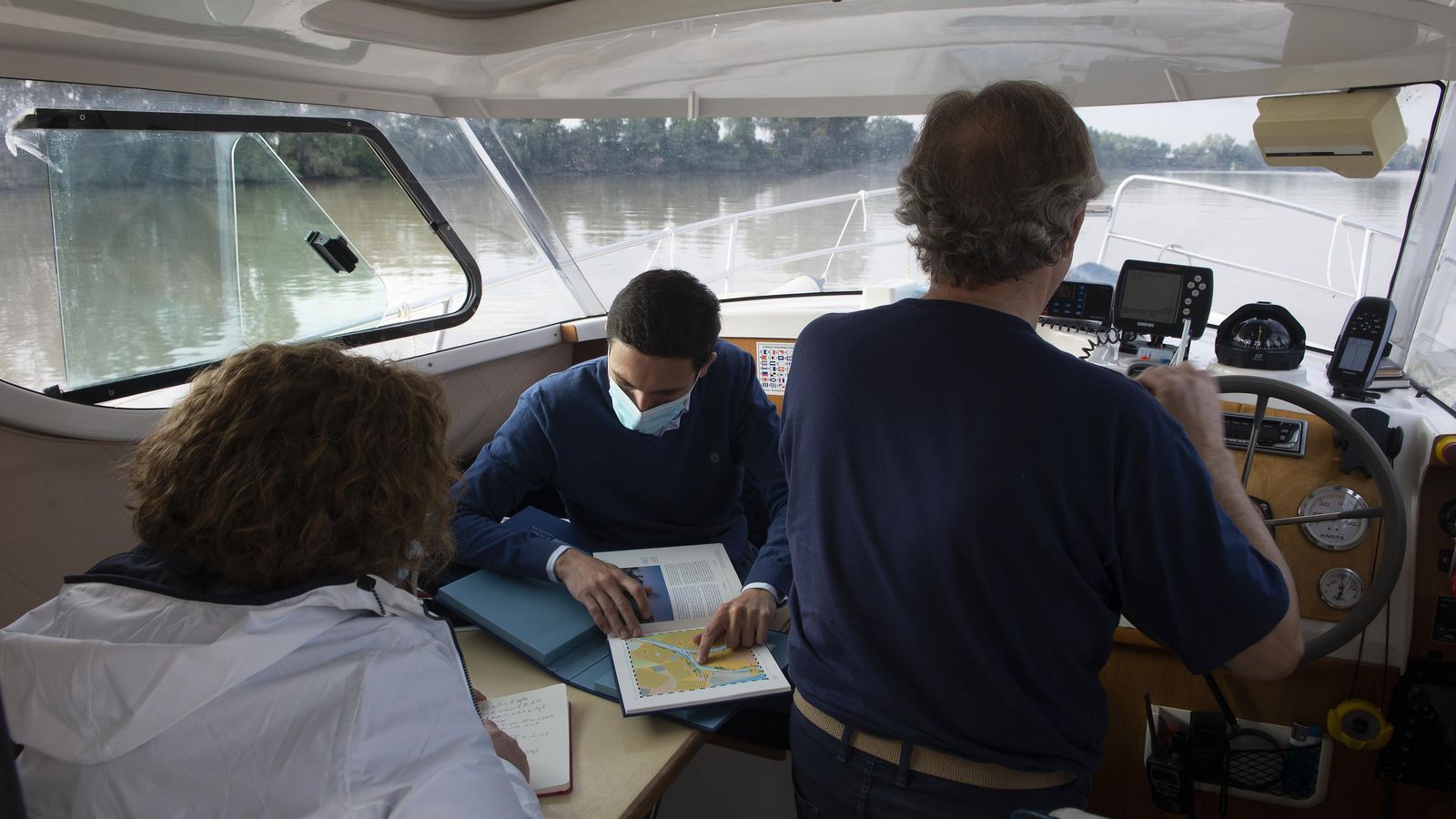 La tripulación consulta las cartas náuticas.