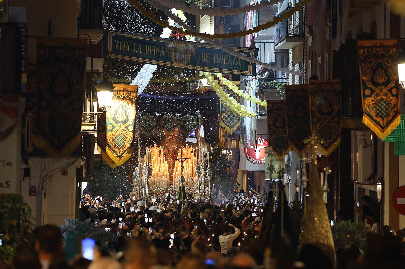 Imágenes de la procesión extraordinaria de la Virgen de la Esperanza por las calles de Huelva