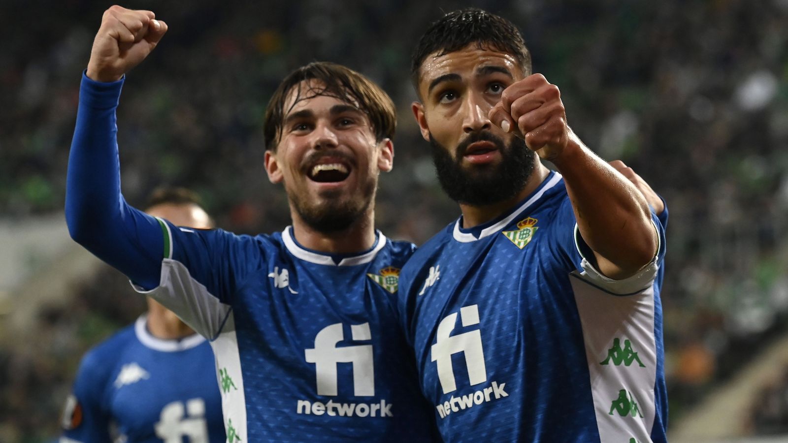 Fekir y Rodri celebran el primer gol bético.