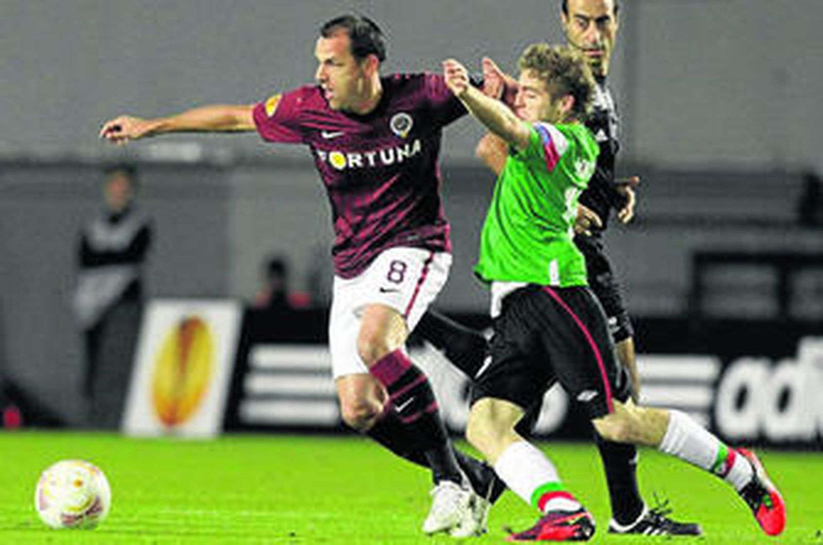 El local Matejovsky forcejea con Muniain para apoderarse del balón.