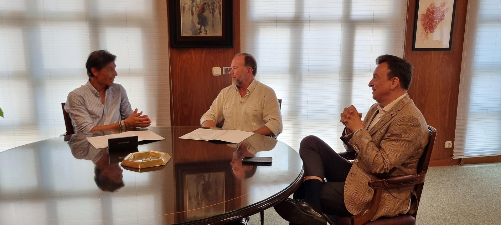 Momento de la firma entre Caja Rural del Sur y el Recreativo de Huelva