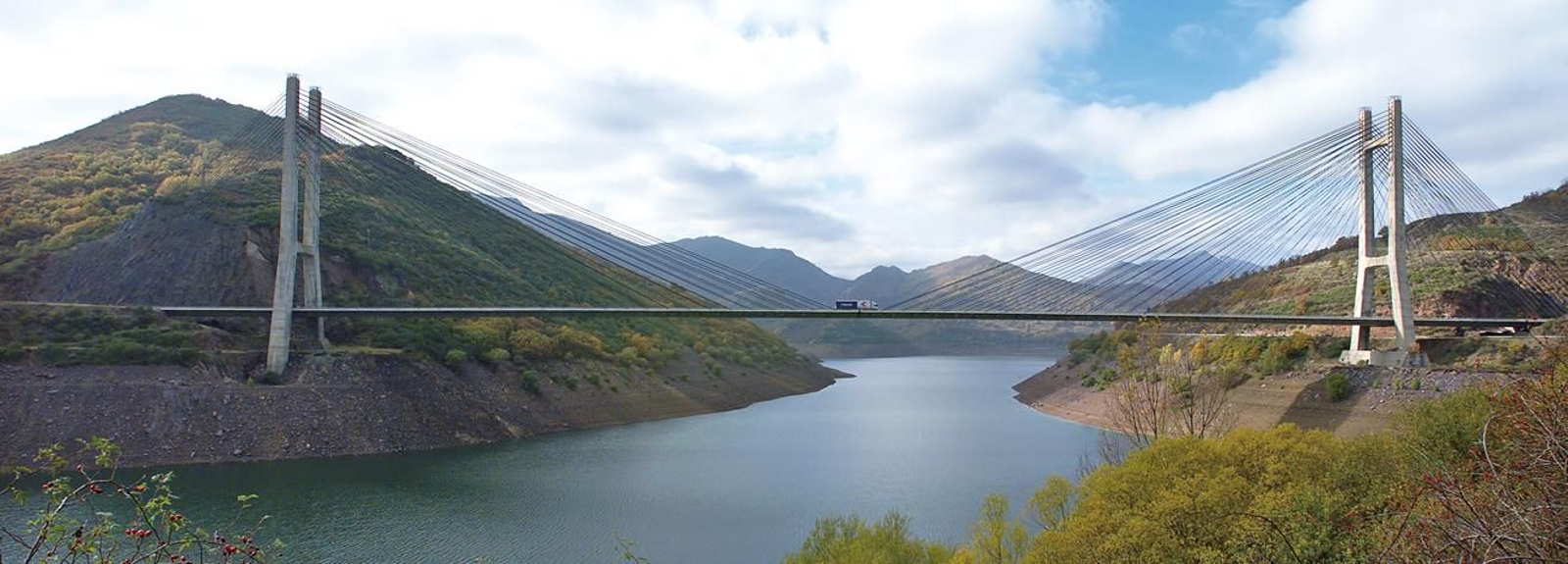 La AP-66 destaca por sus viaductos, puentes y túneles.