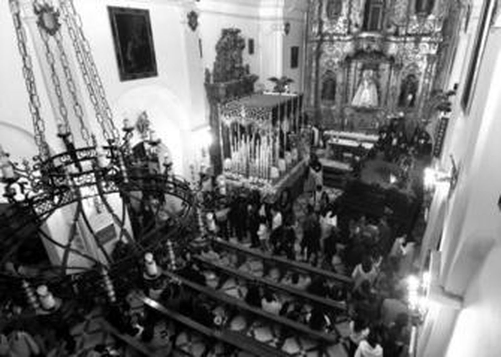 Los pasos fueron trasladados hasta el altar mayor, donde fueron visitados por los devotos.