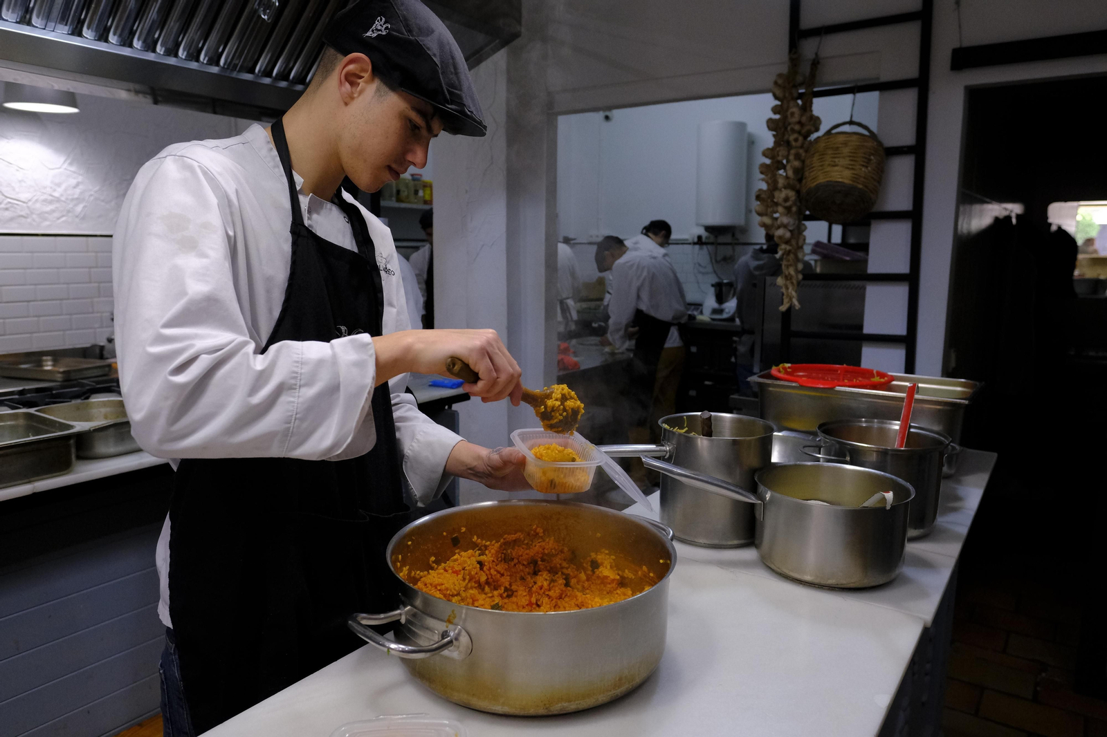 Preparación de una de las raciones del comedor. Preparación de una de las raciones del comedor.