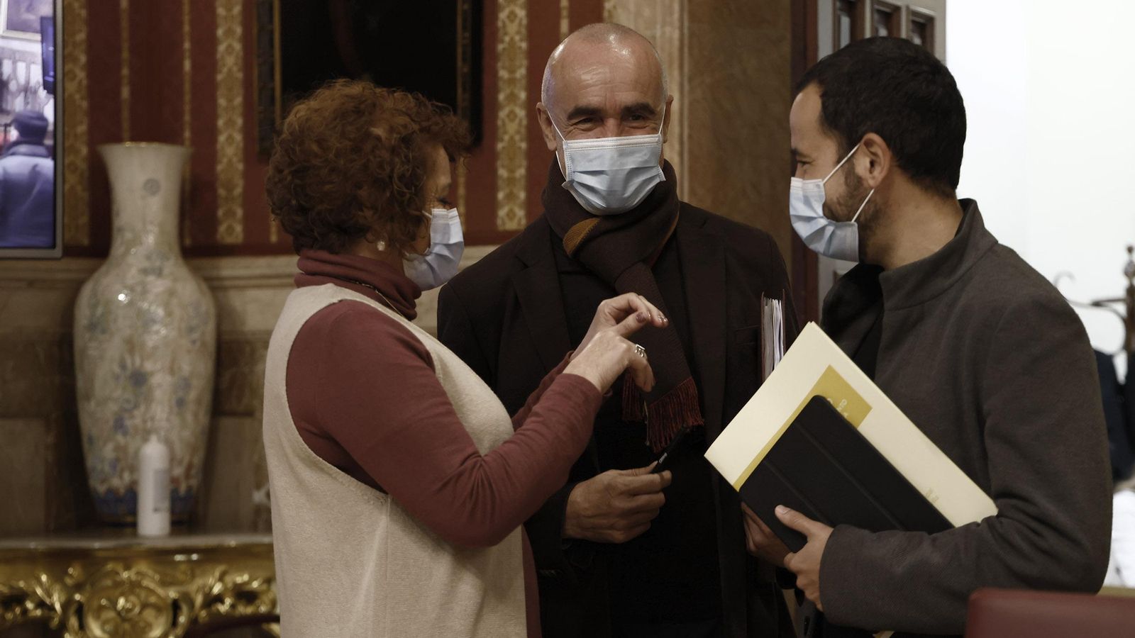 Antonio Muñoz charla con Adela Castaño y Daniel González Rojas.