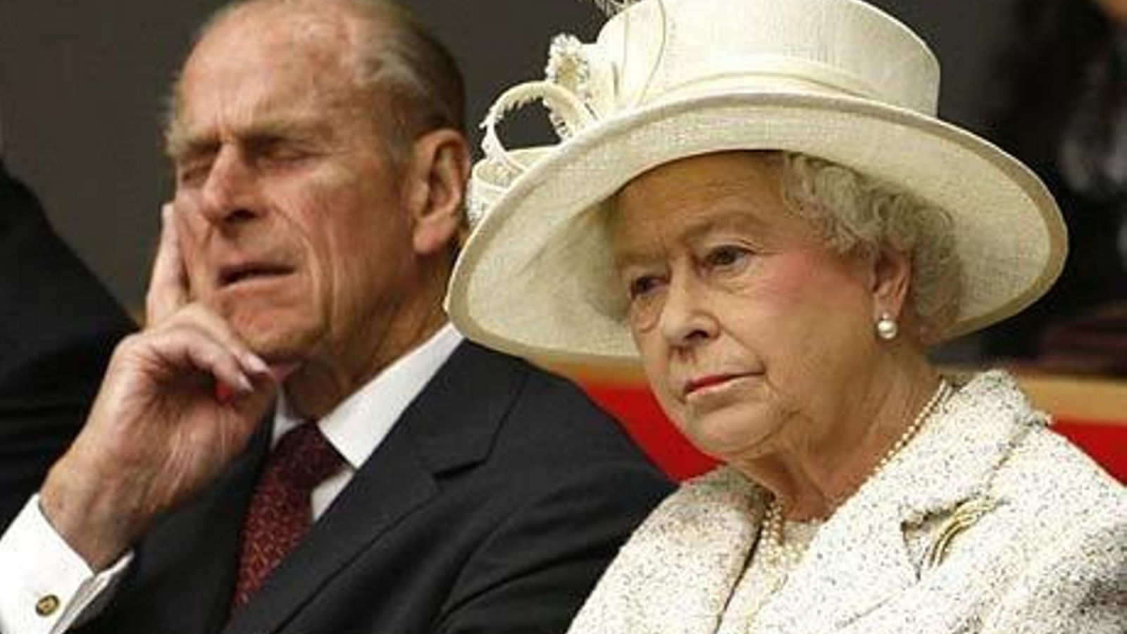 Dormido, en un acto público.