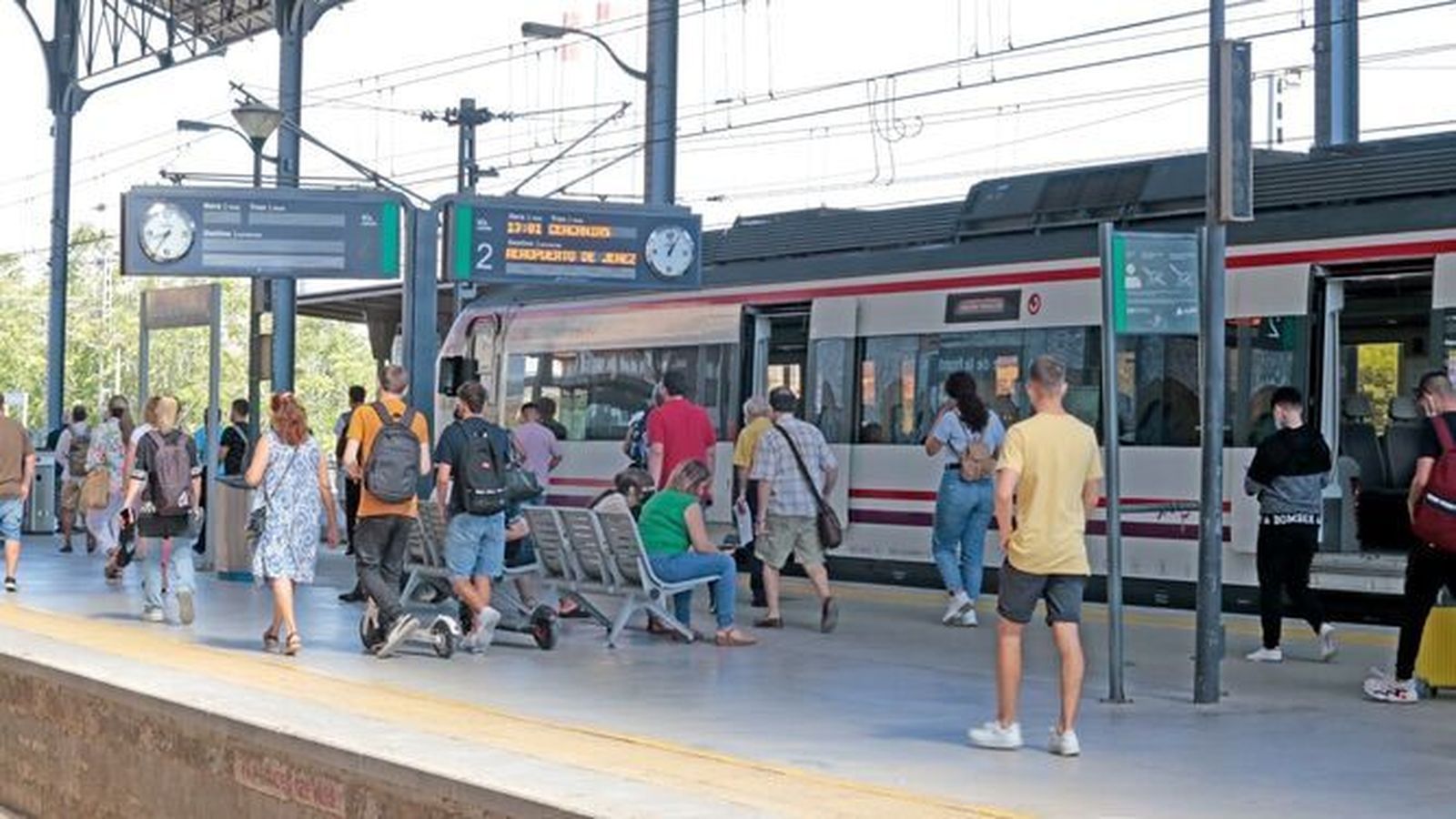 Pasajeros del Cercanías en la estación de Jerez