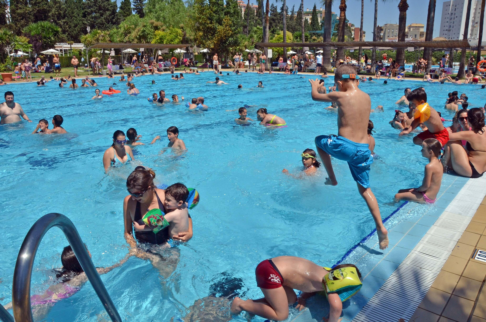 La piscina olímpica del Club Nazaret, uno de sus servicios más demandados. La piscina olímpica del Club Nazaret, uno de sus servicios más demandados.