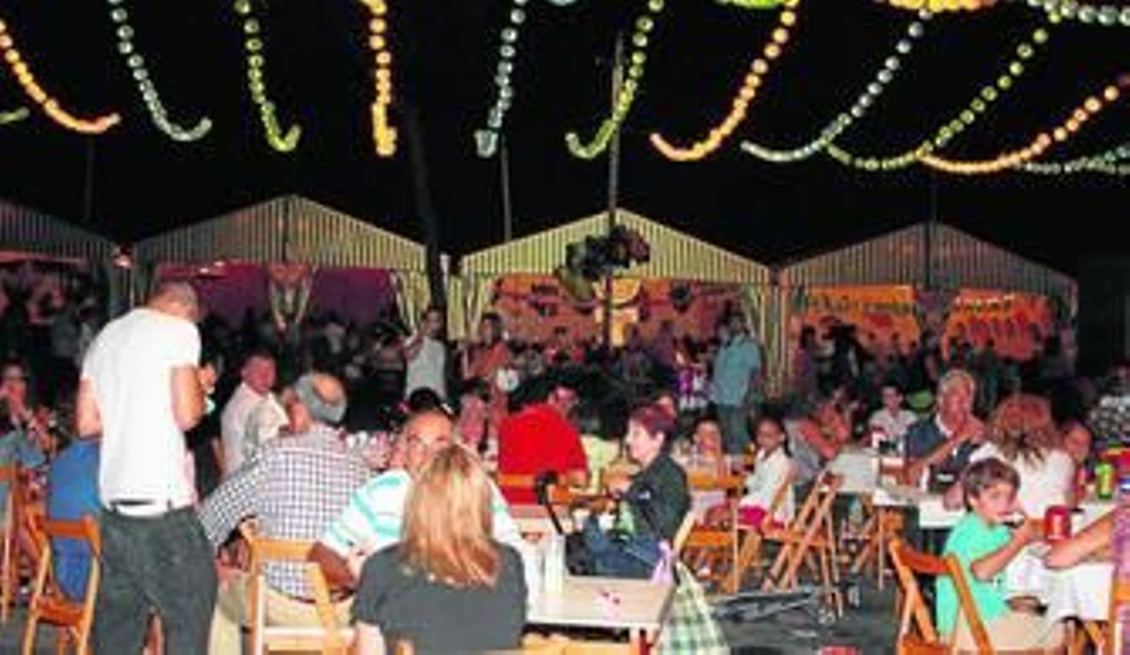 Asistentes a las fiestas puntaumbrieñas disfrutando en una de las casetas.