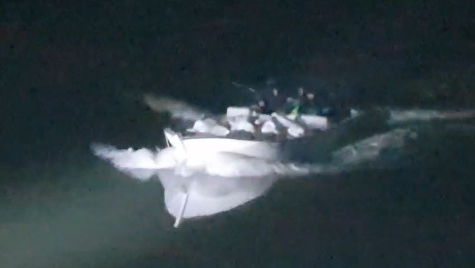 Dos lanchas repletas de gasolina cruzan Sancti Petri mientras el ‘petaqueo’ campa a sus anchas