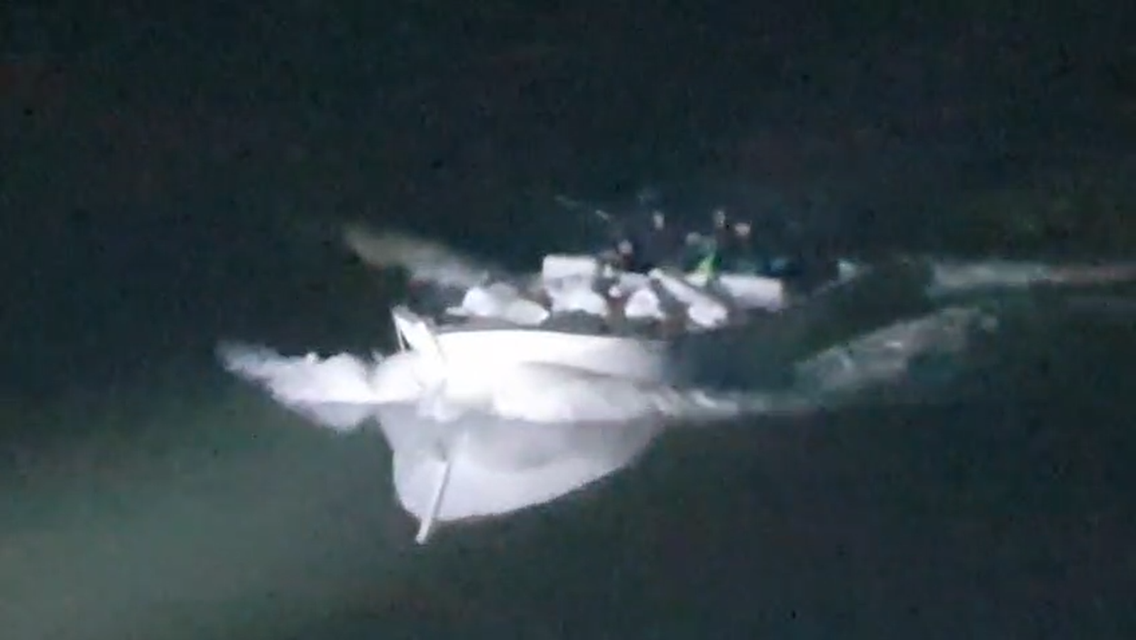 Dos lanchas repletas de gasolina cruzan Sancti Petri mientras el ‘petaqueo’ campa a sus anchas